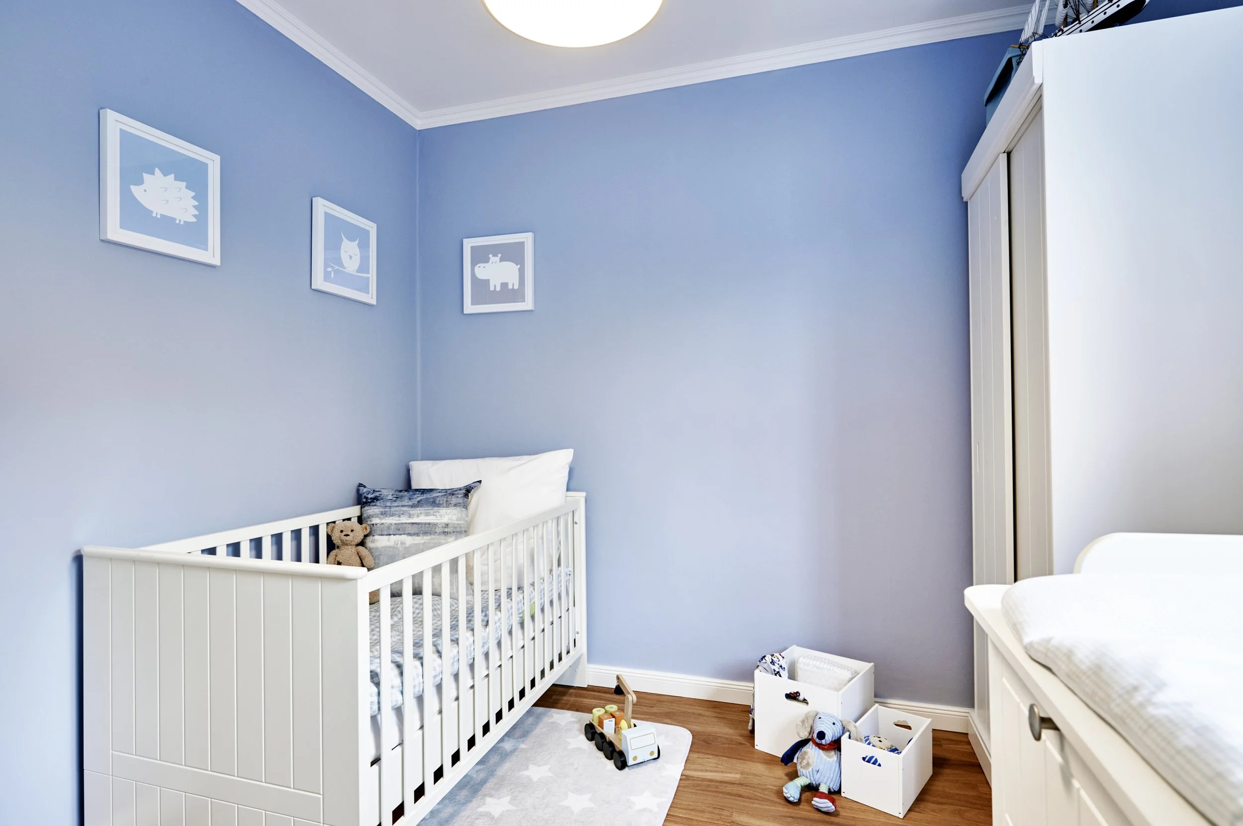 Kinderzimmer Wandfarbe blau Möbel weiss Parkettboden Dekoration