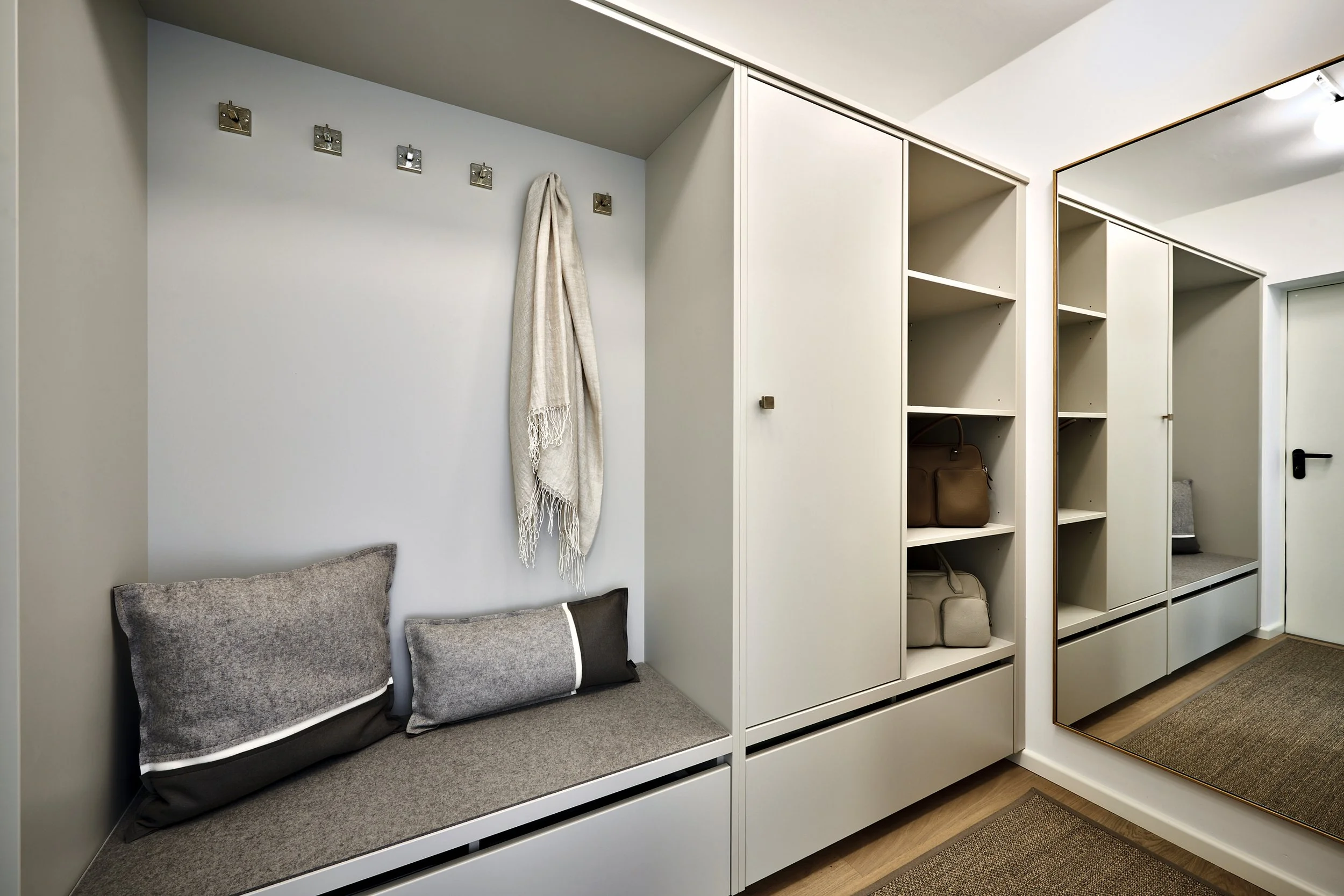 Garderobe beige mit Sitzbank Tischleranfertigung Moderner Landhausstil