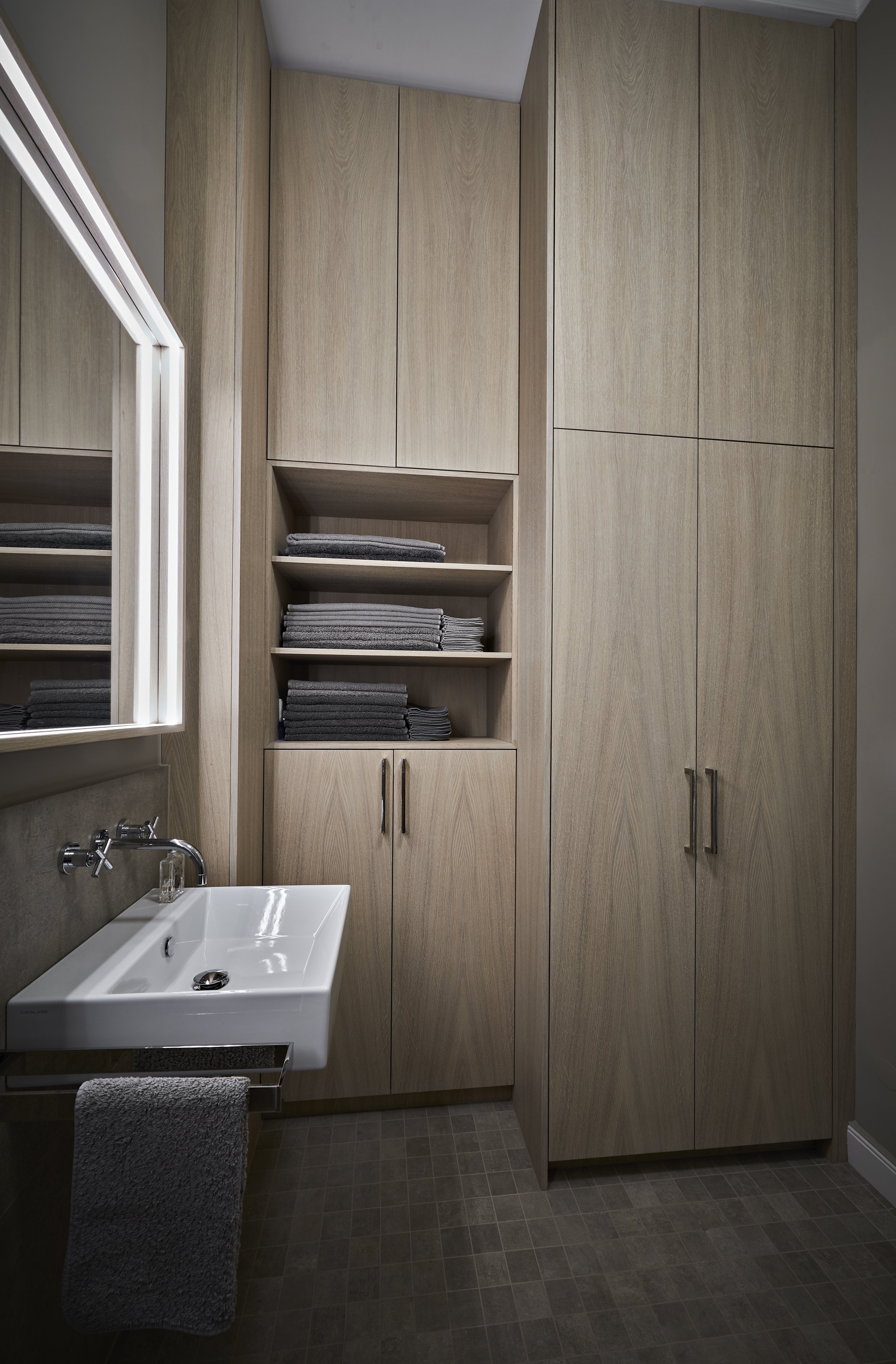 Badezimmer Schrank Tischleranfertigung Holzfronten Griffe Dauby Spiegel beleuchtet