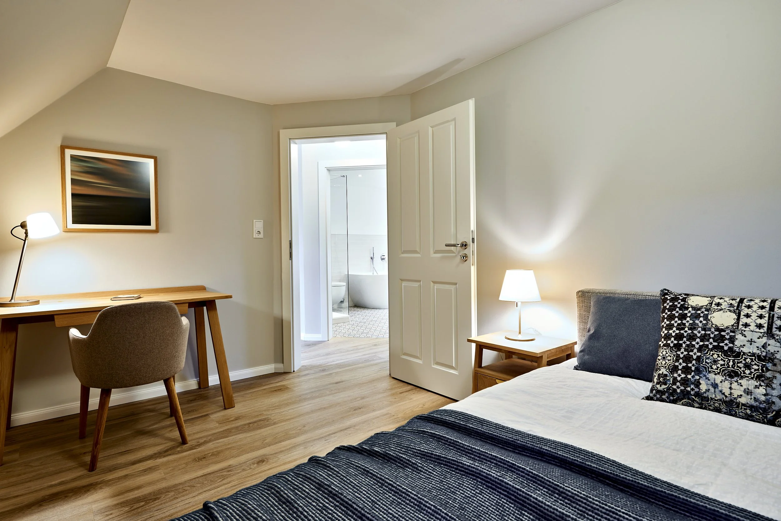 Schlafzimmer mit Arbeitsplatz Holzboden Landhausstil Beige Blau