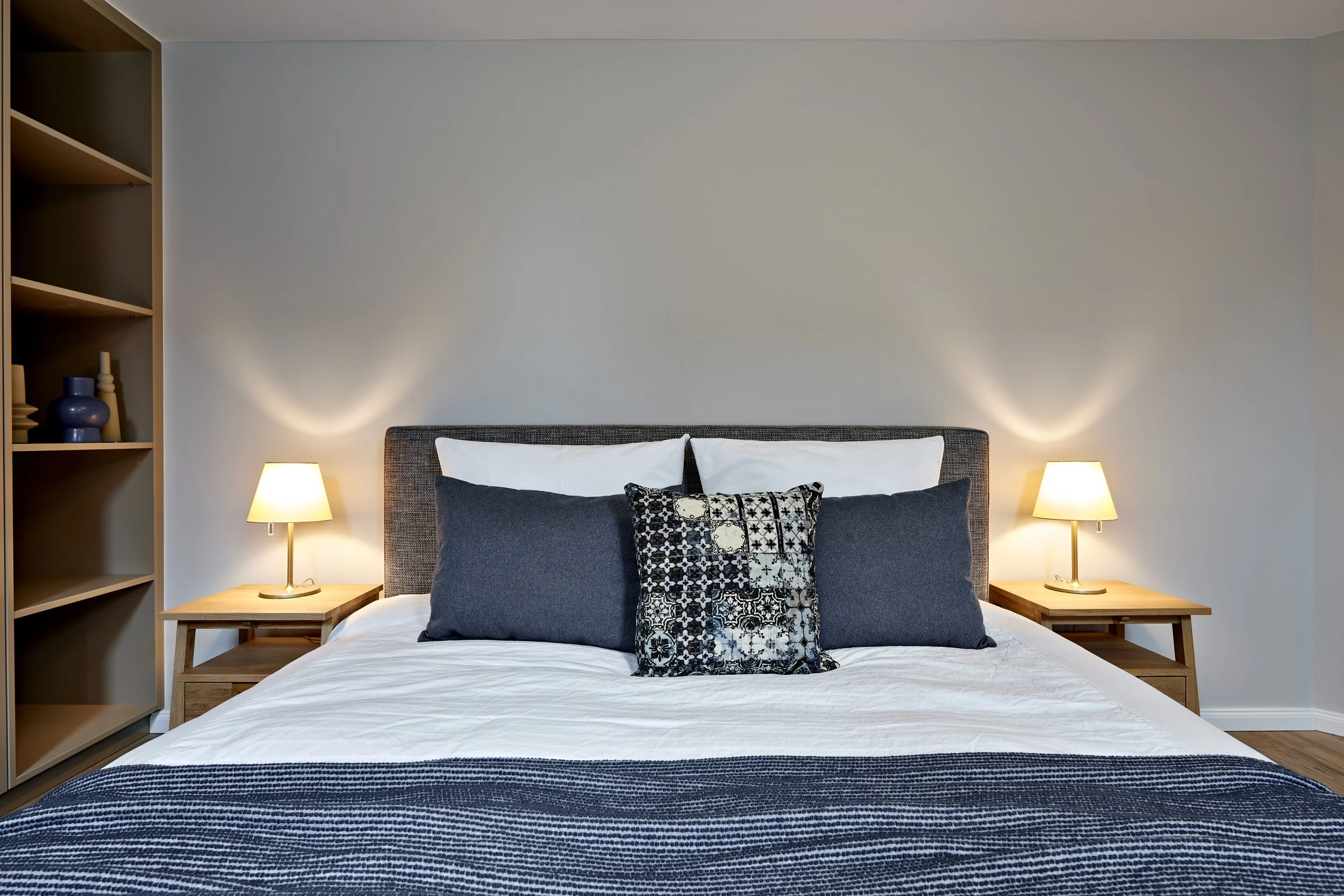 Schlafzimmer mit Einbauregal Bett Beige Blau