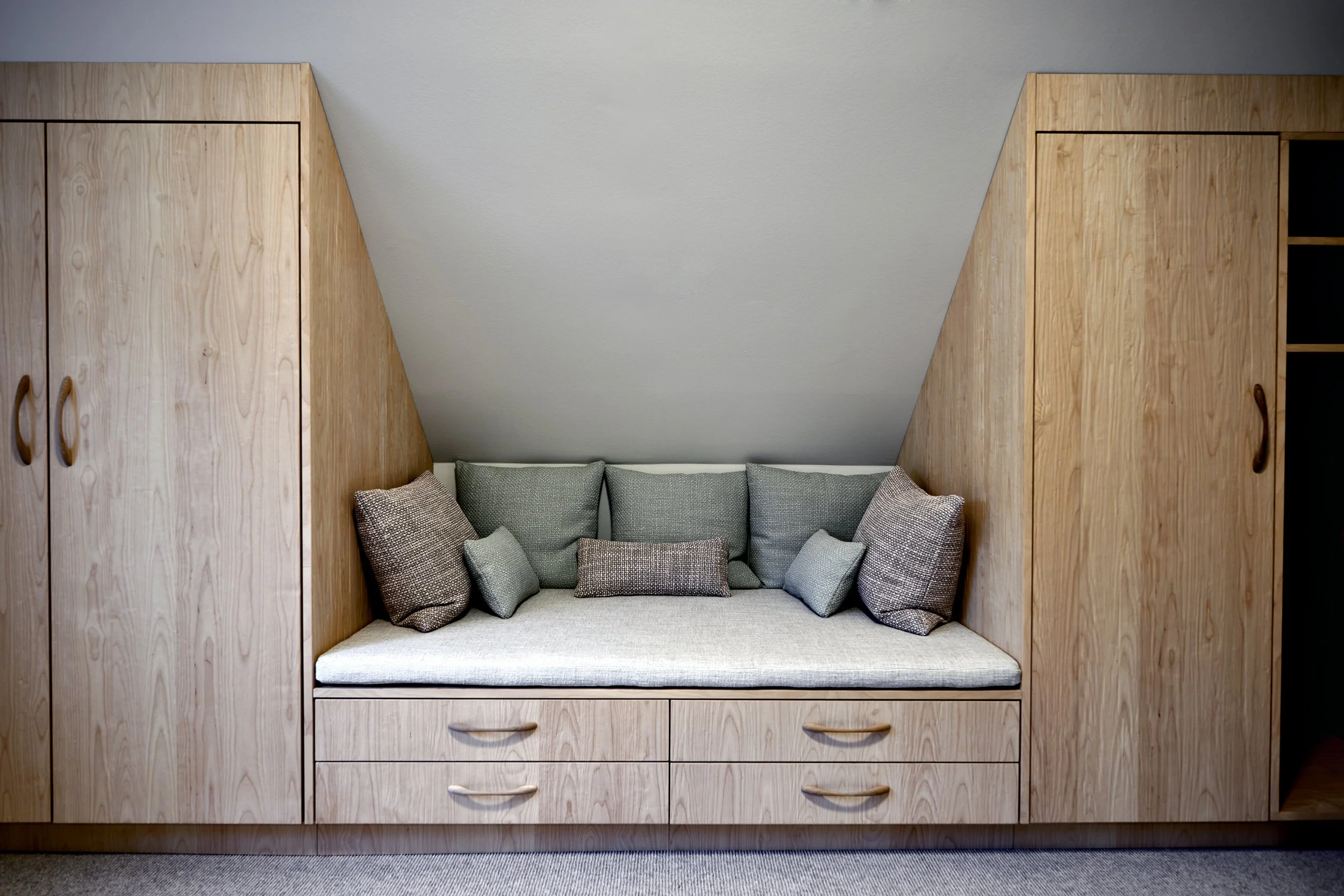 Einbauschrank Holz unter Schräge mit Sitzbank und Kissen Tischleranfertigung Moderner Landhausstil