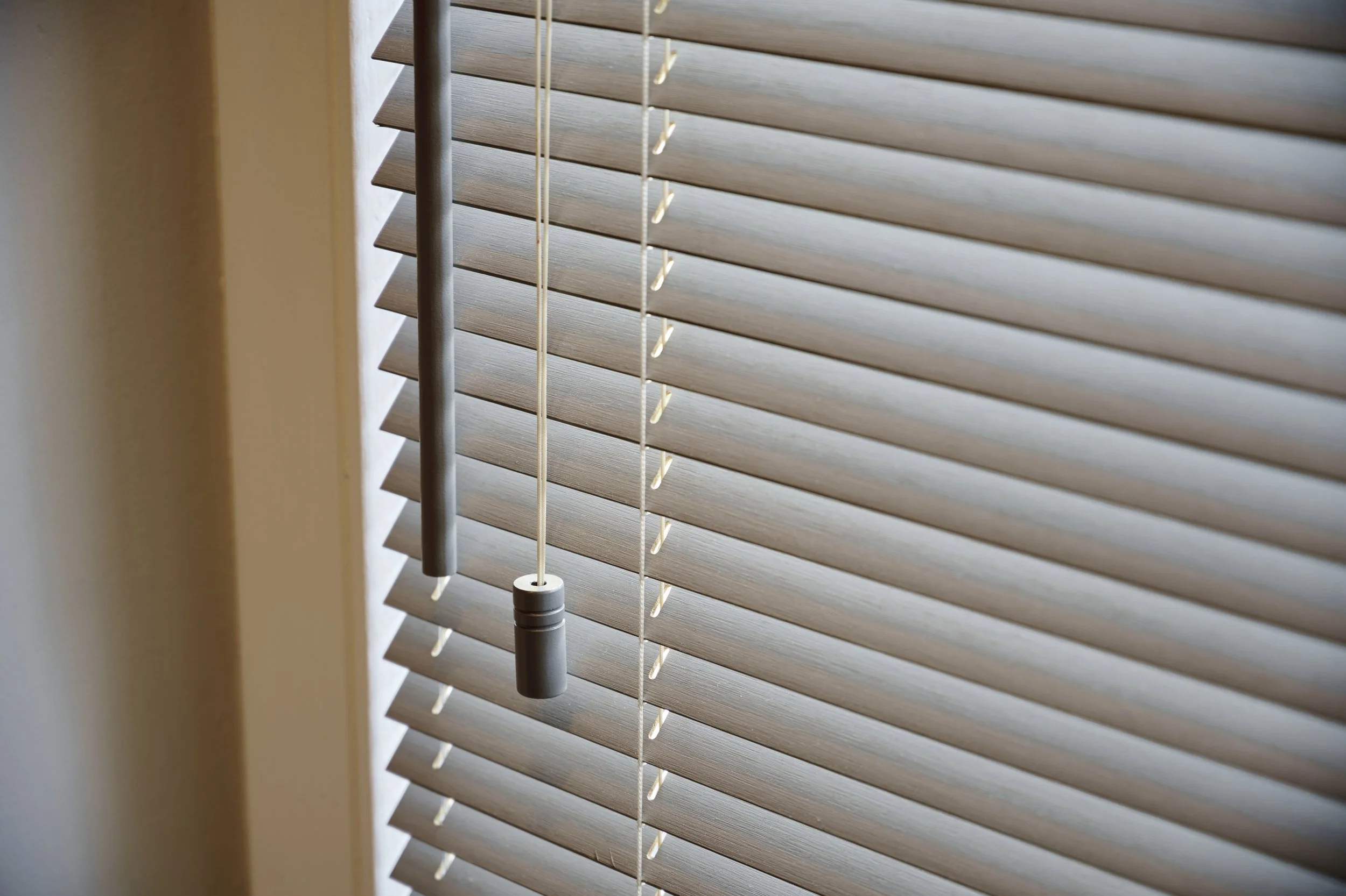 Holzjalousien Lancelot hellgrau Küche