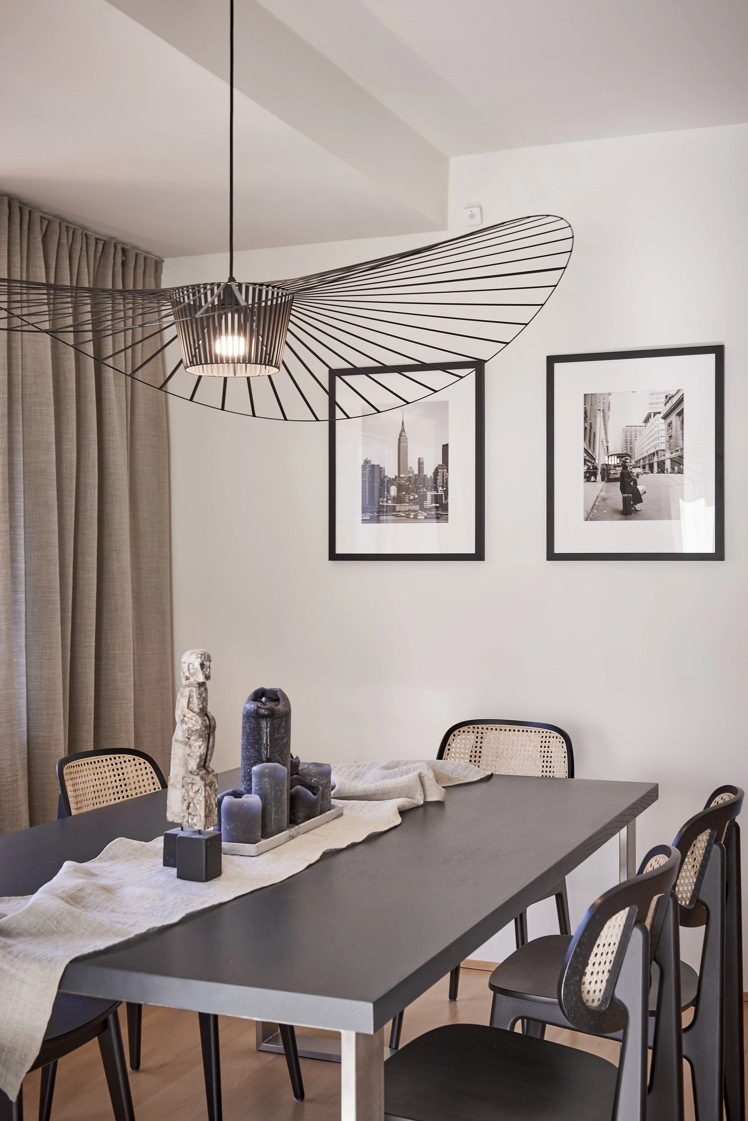 Esszimmer Tisch Stühle schwarz Hängeleuchte Vertigo Petite Friture schwarz