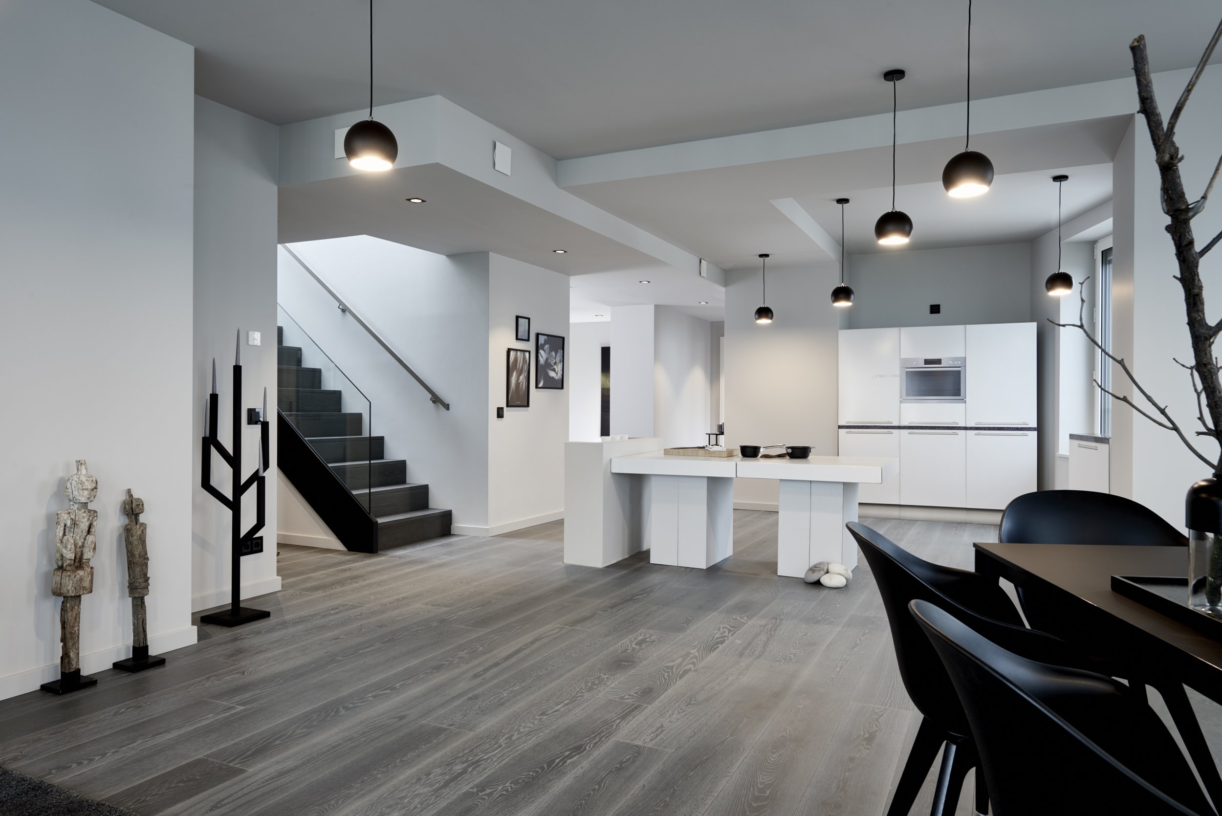 Wohnküche weiss Möbel schwarz Penthouse Pendelleuchten schwarz BoConcept