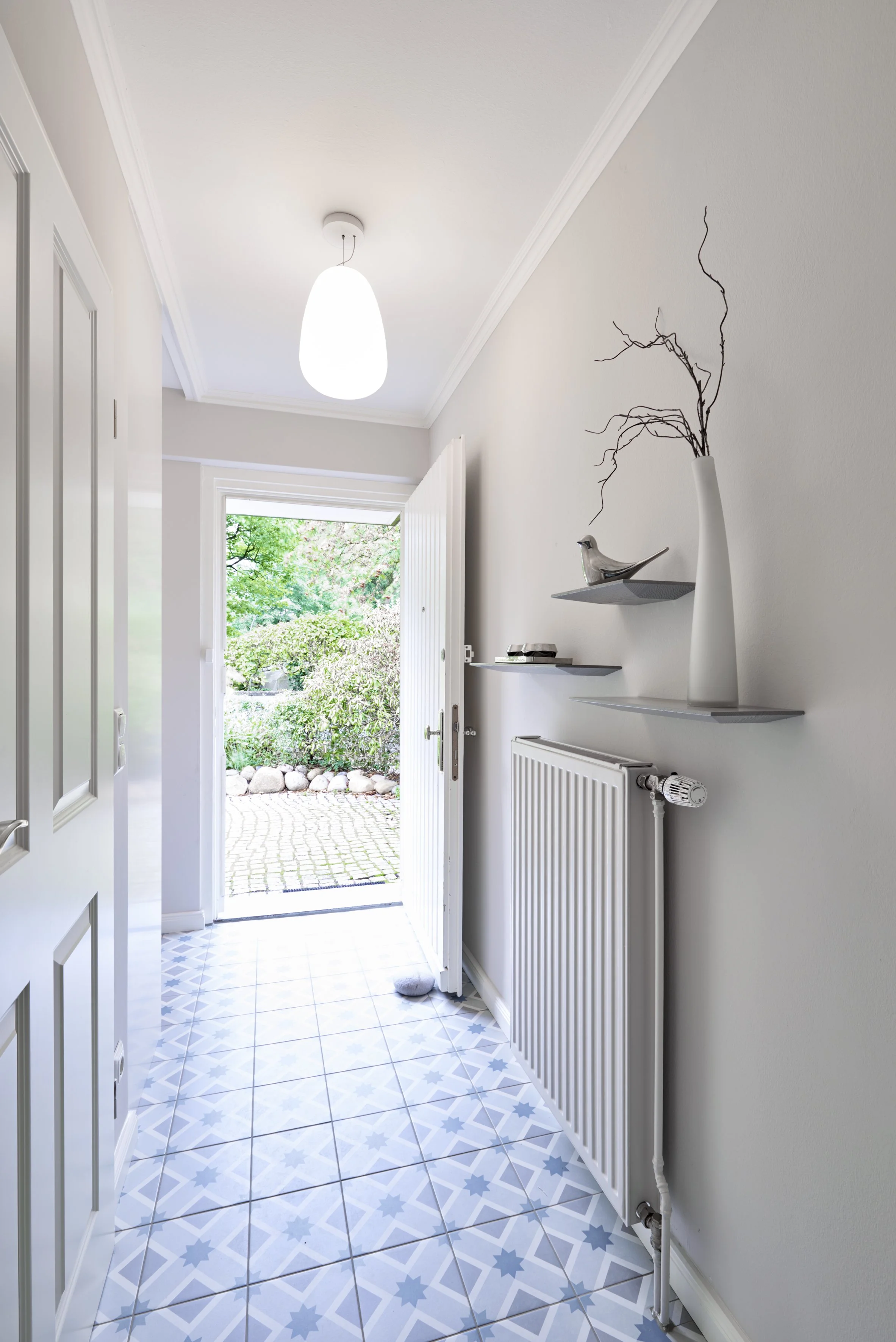 Eingang Flur Bodenfliesen gemustert Wände hell Deckenleuchte Rituals Foscarini