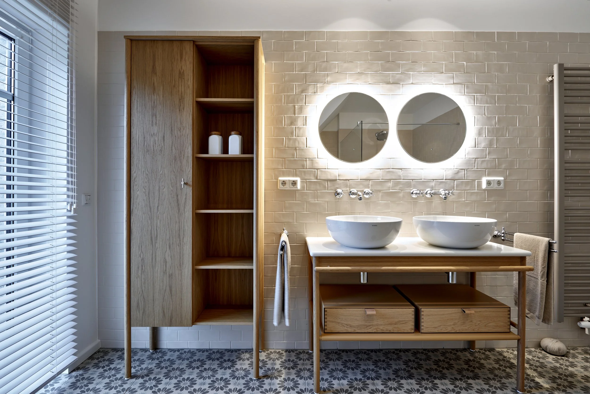 Bad mit Waschtischanlage Burgbad Holz runde Spiegel Badschrank Holz Bodenfliesen gemustert Moderner Landhausstil