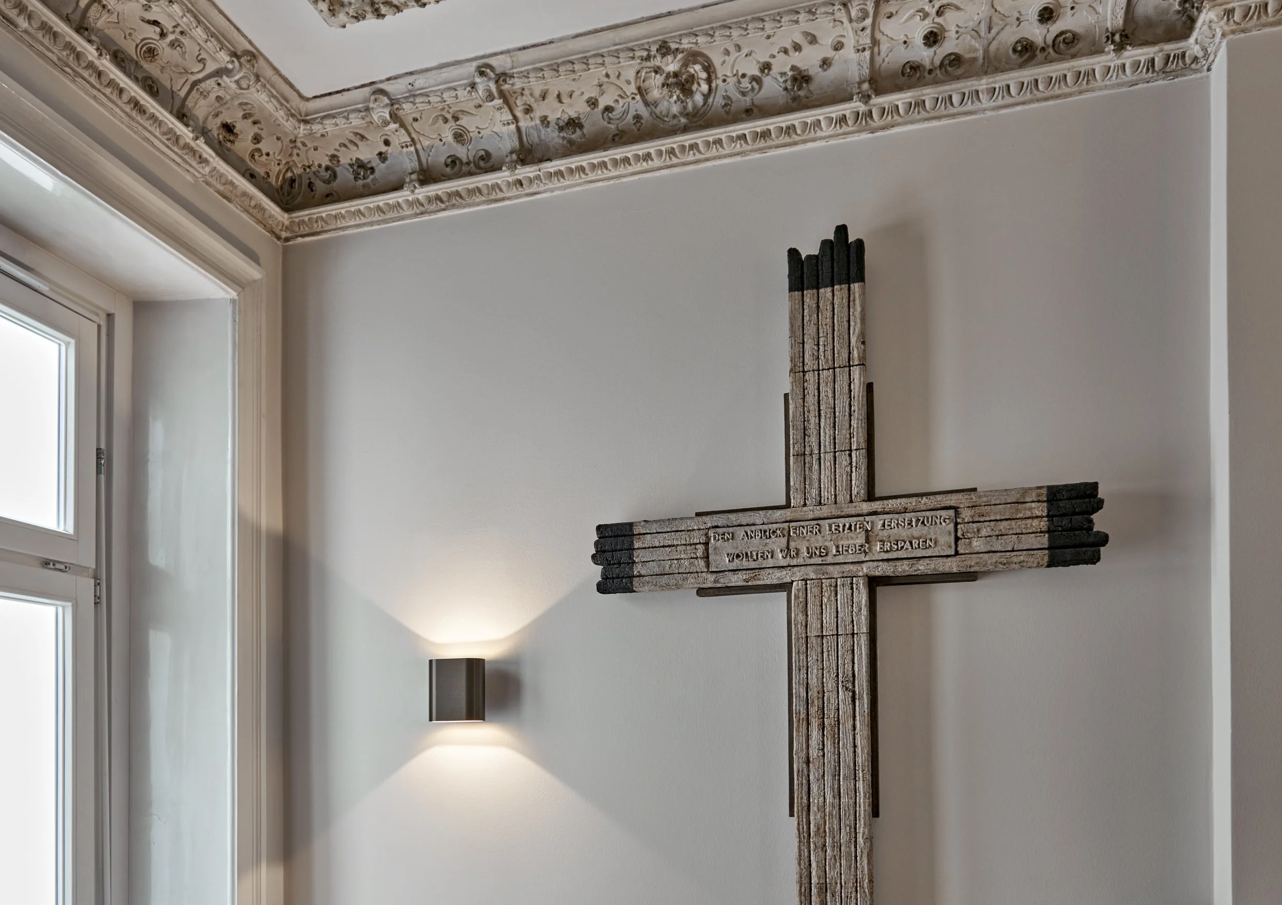 Altbau Wandgestaltung Kunstwerk Wandleuchte Modular Stuckdecke