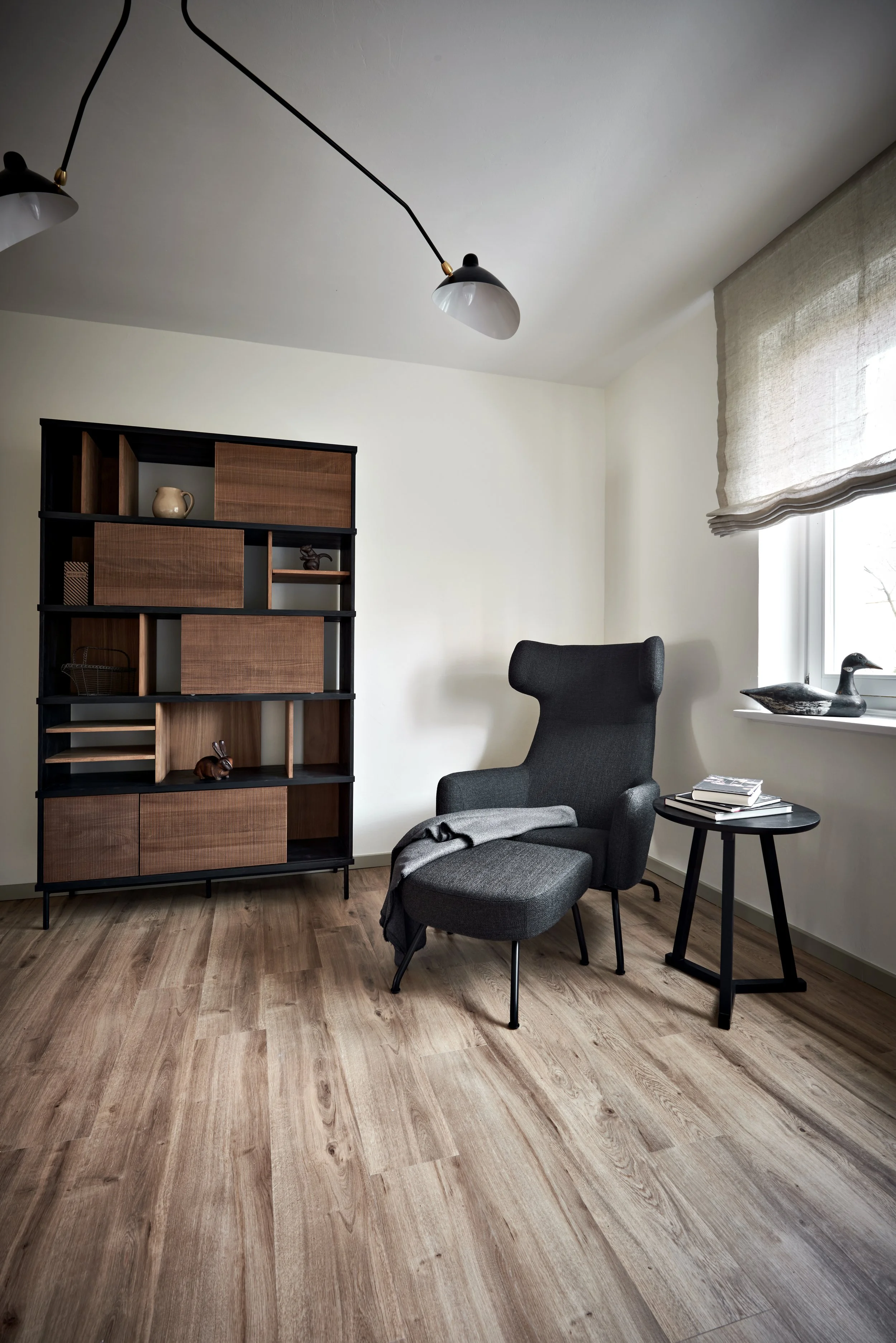 Wohnzimmer Parkettboden Sessel Hocker dunkelgrau Softline Schrank Nussbaum schwarz Ethnicraft 