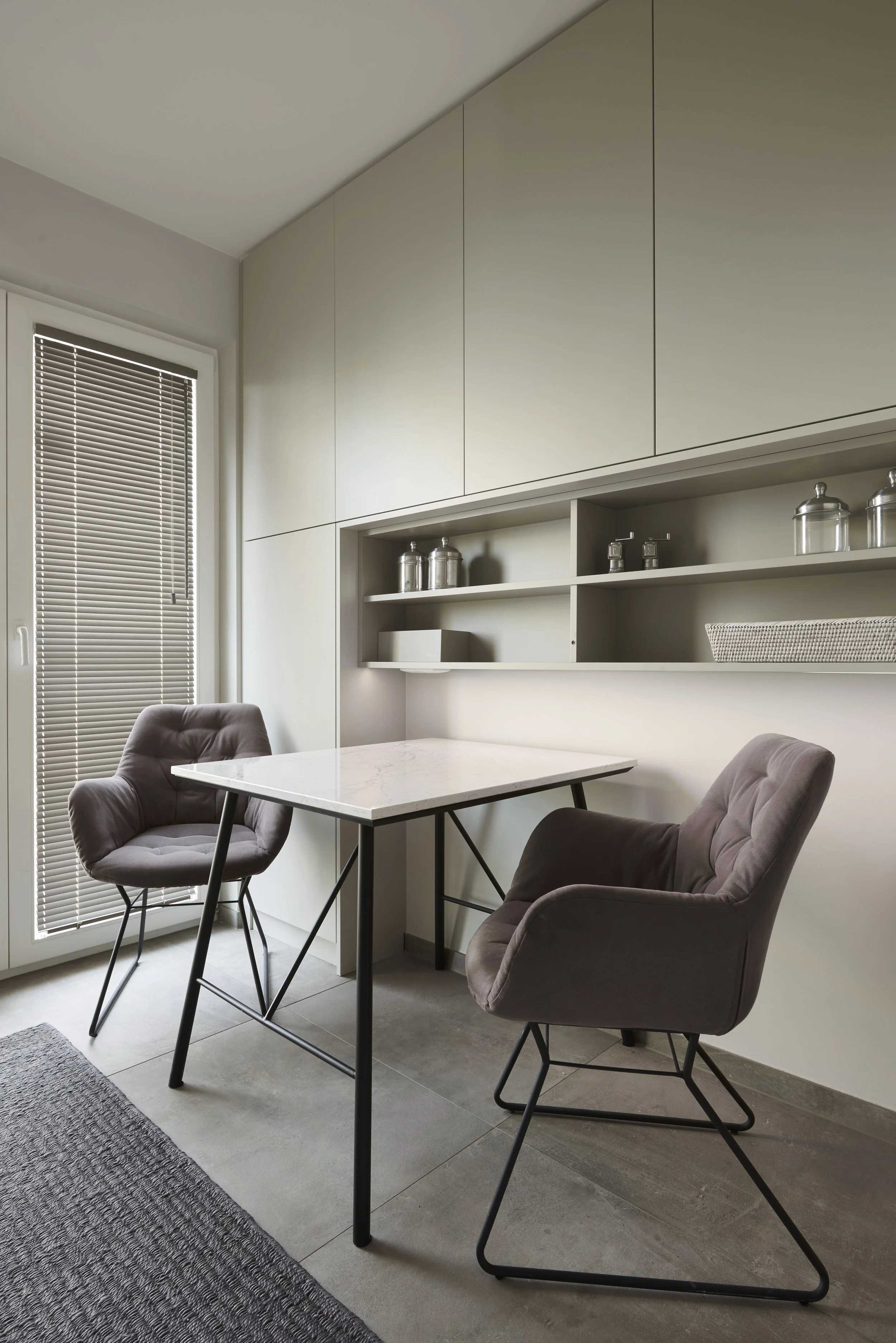 Wohnküche hell Essplatz deckenhoch