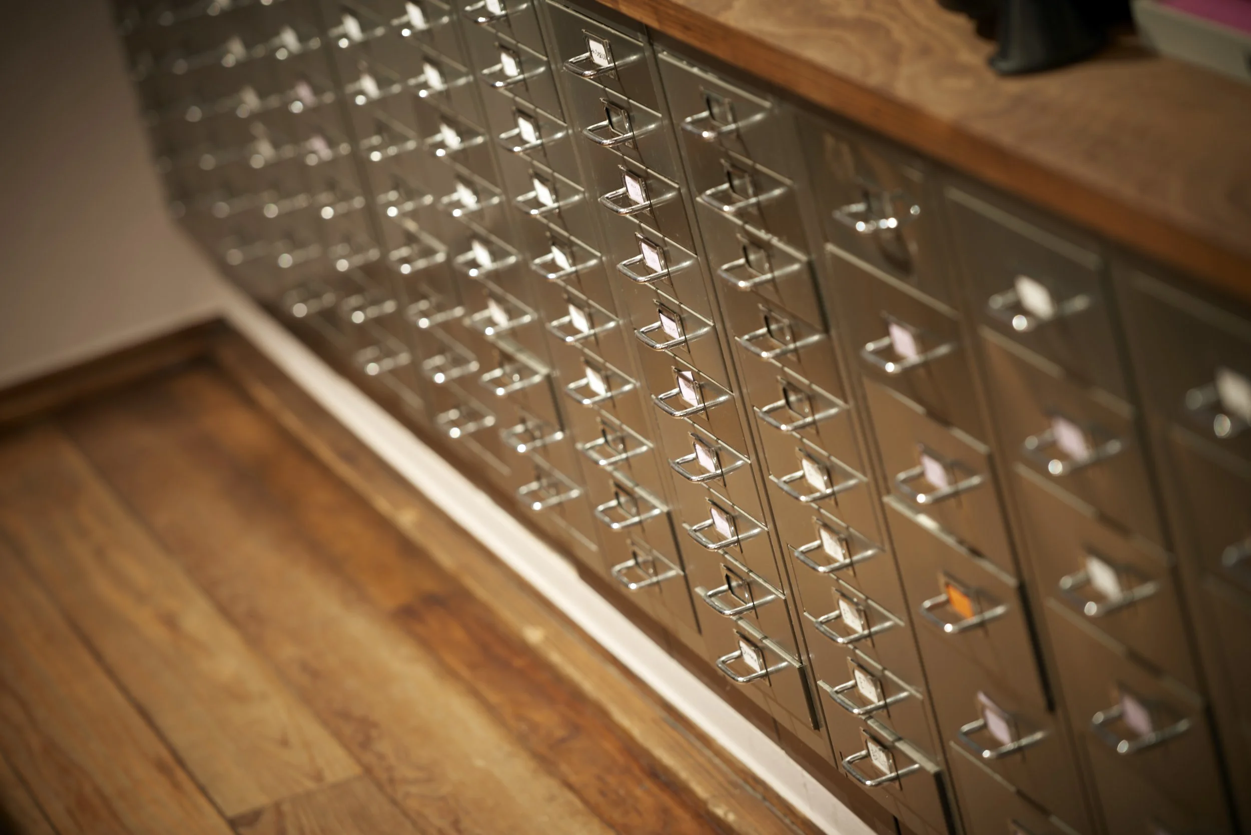 Brillenfachgeschäft Augenblick Bisley Container Metall Holzdielenboden