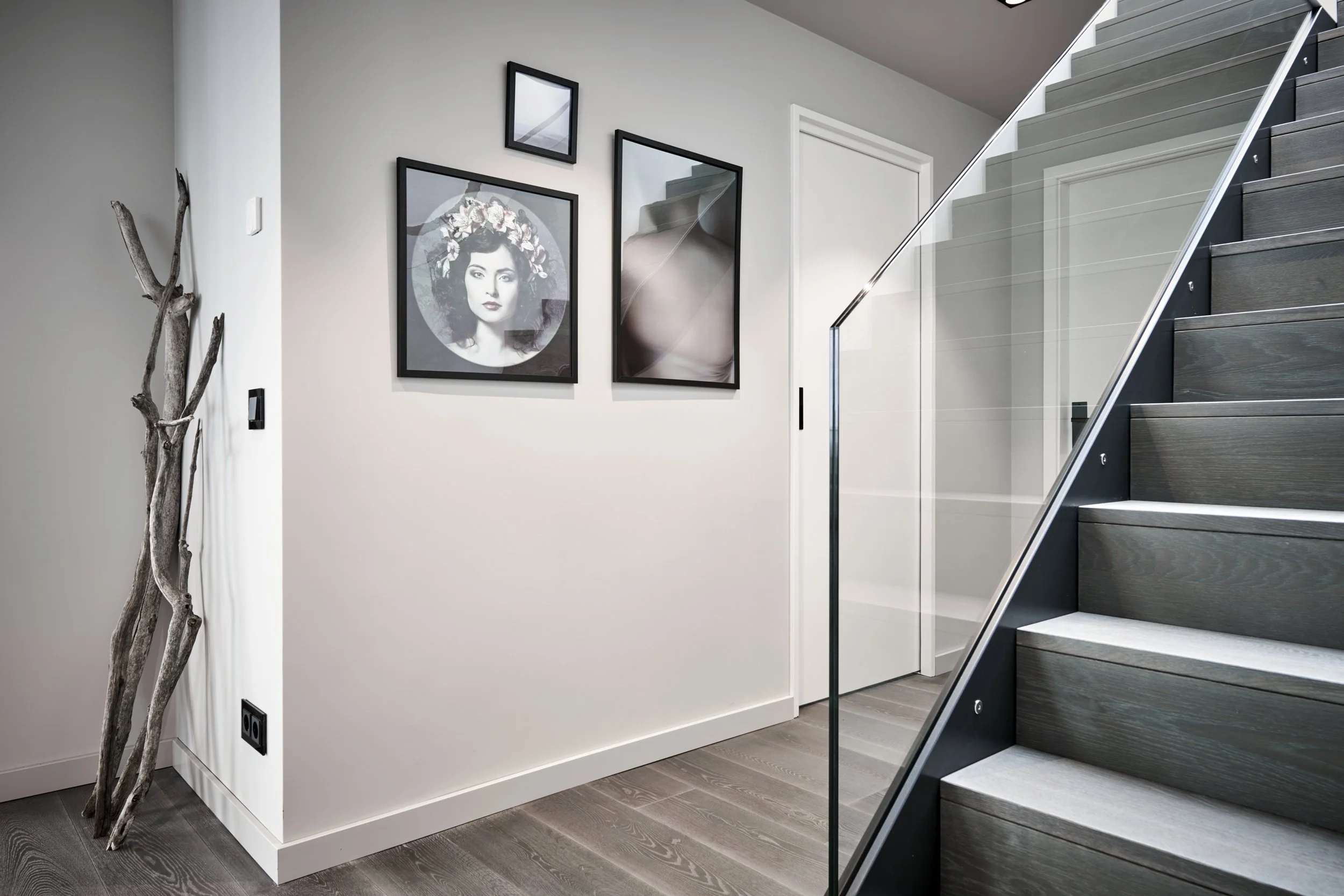 Flur Treppe Glas Stufen anthrazit Dekoration Holz