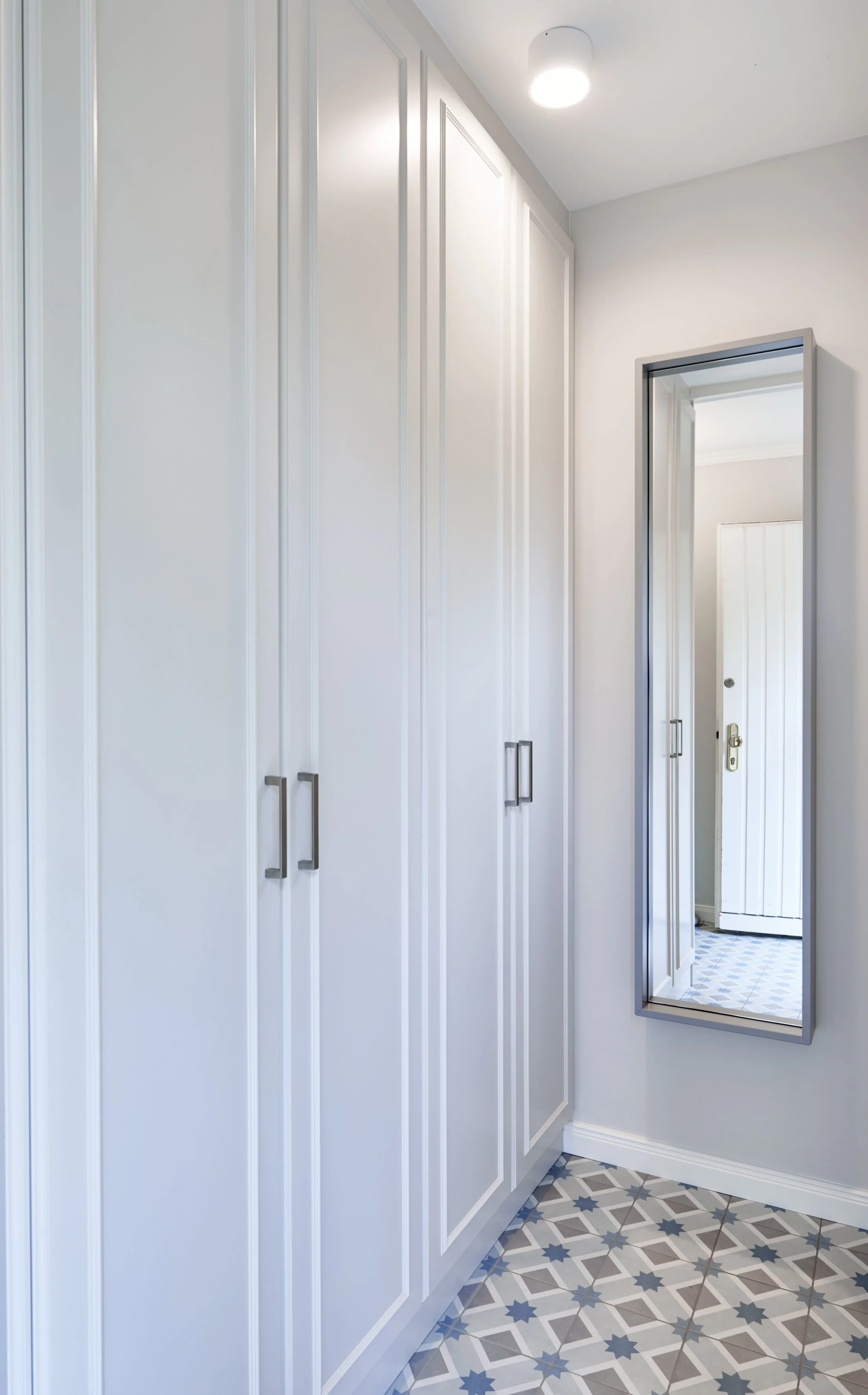 Eingang Flurschrank deckenhoch weiss Profil Griffe Metall Spiegel Schönbuch 