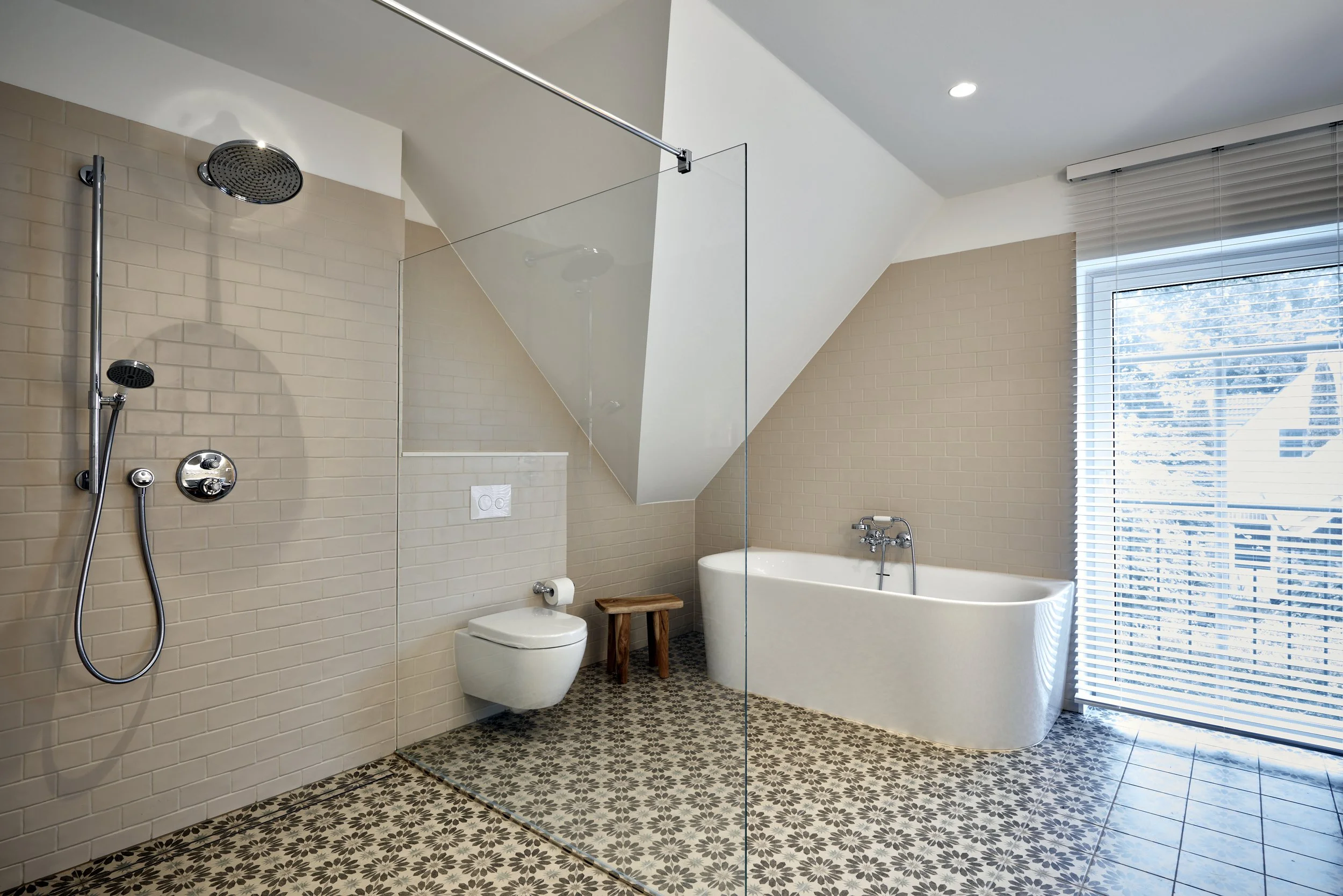 Badewanne freistehend Walk-in Dusche Bodenfliesen gemustert Moderner Landhausstil