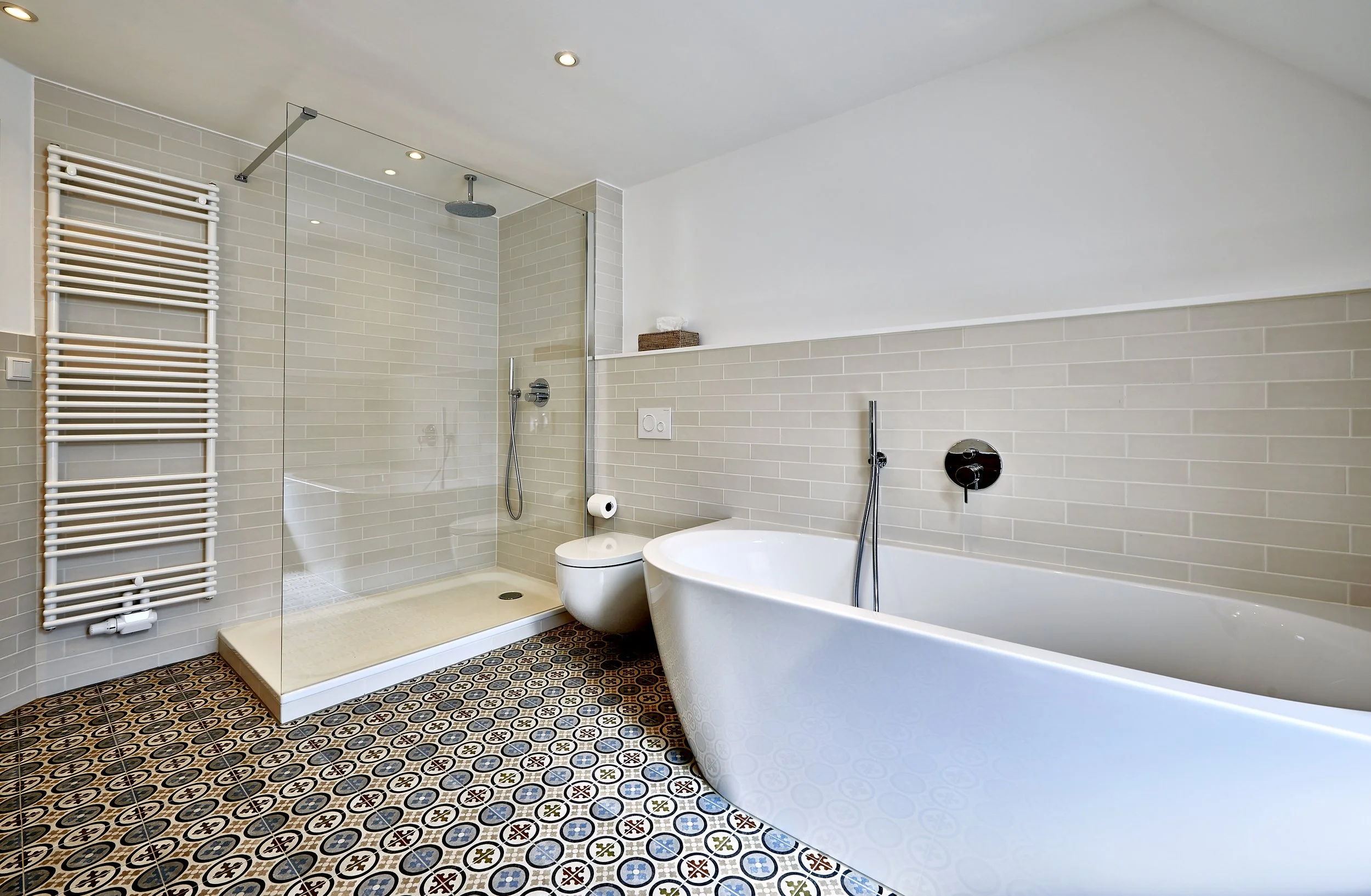 Bad Landhausstil Bodenfliesen bunt Dusche Badewanne