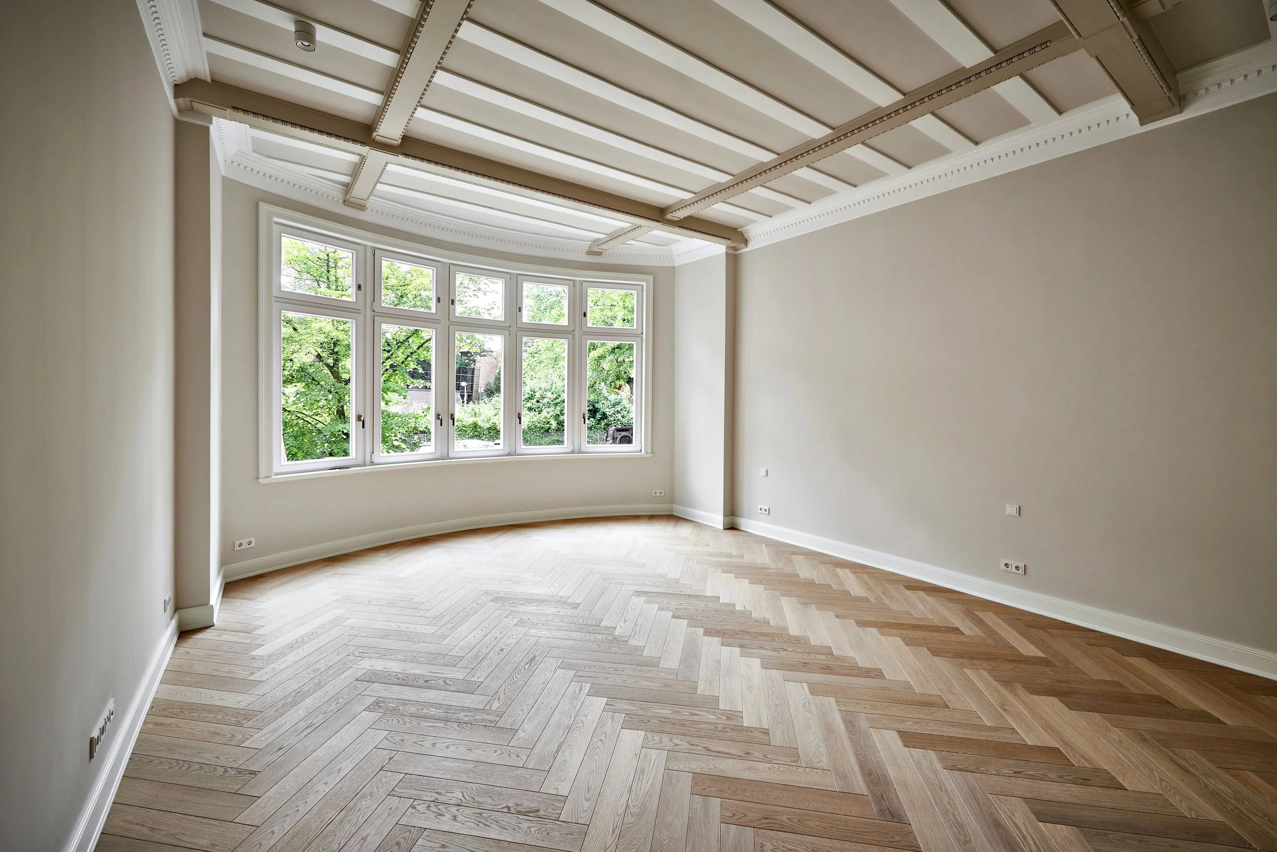 Moderne Altbauwohnung Schlafzimmer Balkendecke Wand- und Deckenfarben Little Greene Eichenparkett Fischgrätverlegung