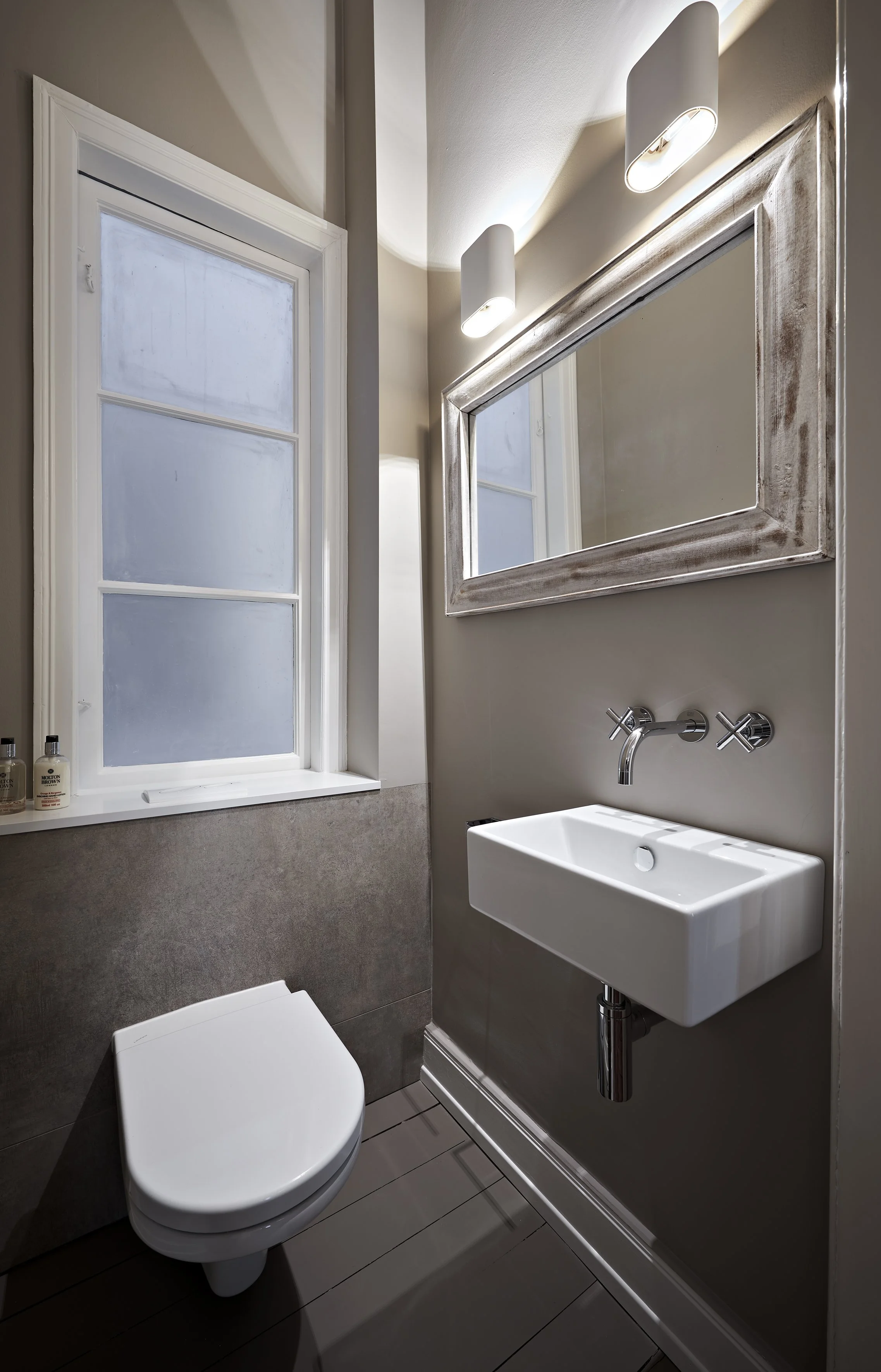 Bad modernisiert Altbau antiker Spiegel Holzboden lackiert 