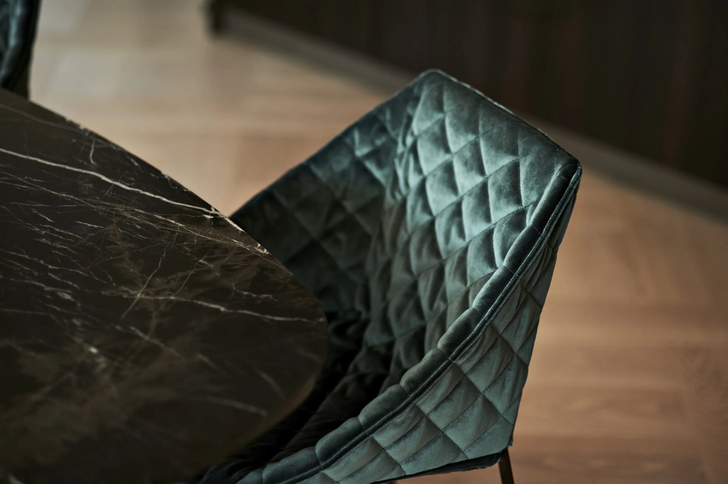 Stuhl Kekke gepolstert Piet Boon petrol Marmortischplatte Eichenparkett