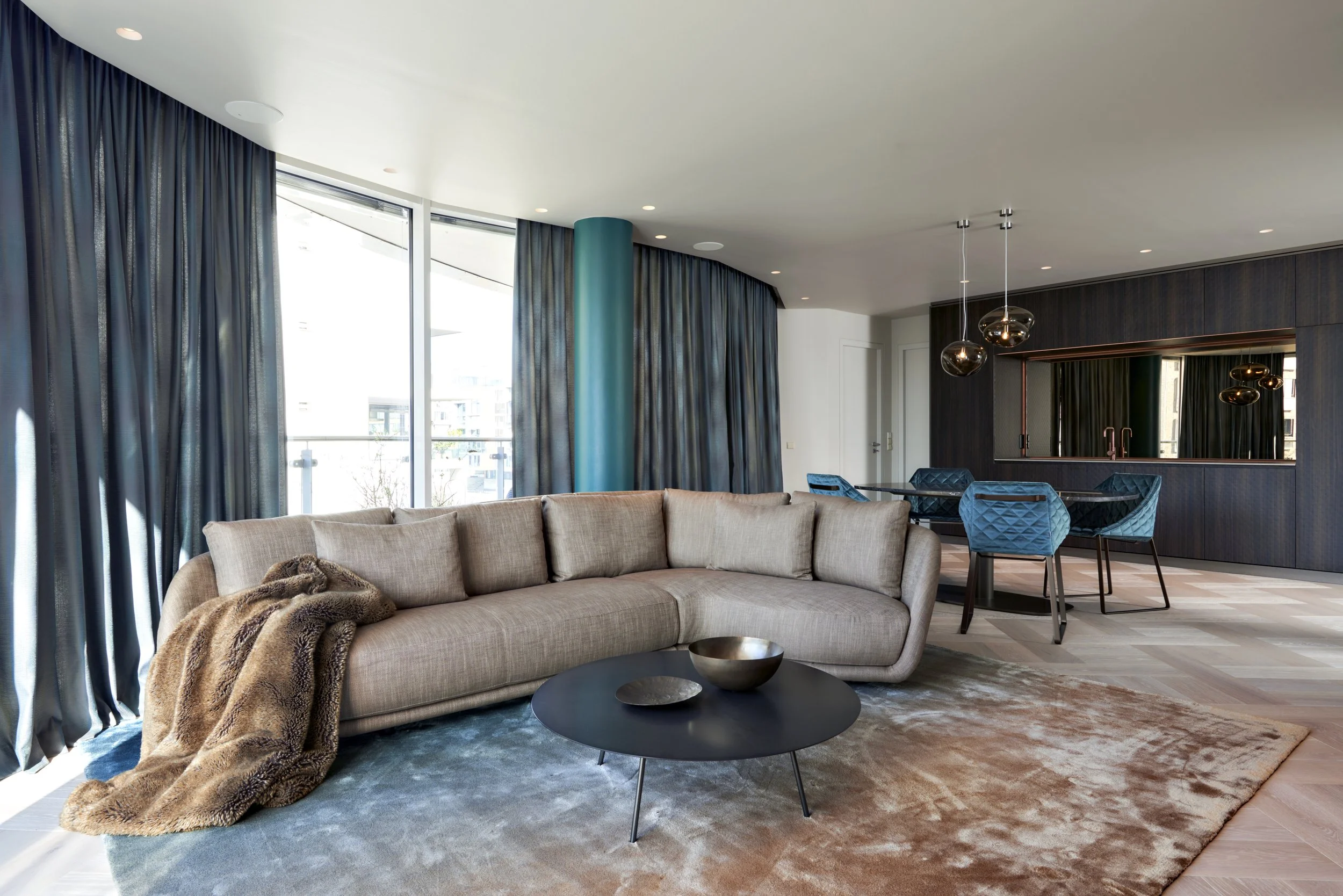 Offener Wohn-Ess-Küchenbereich modern Apartment HafenCity braun Petroleum 