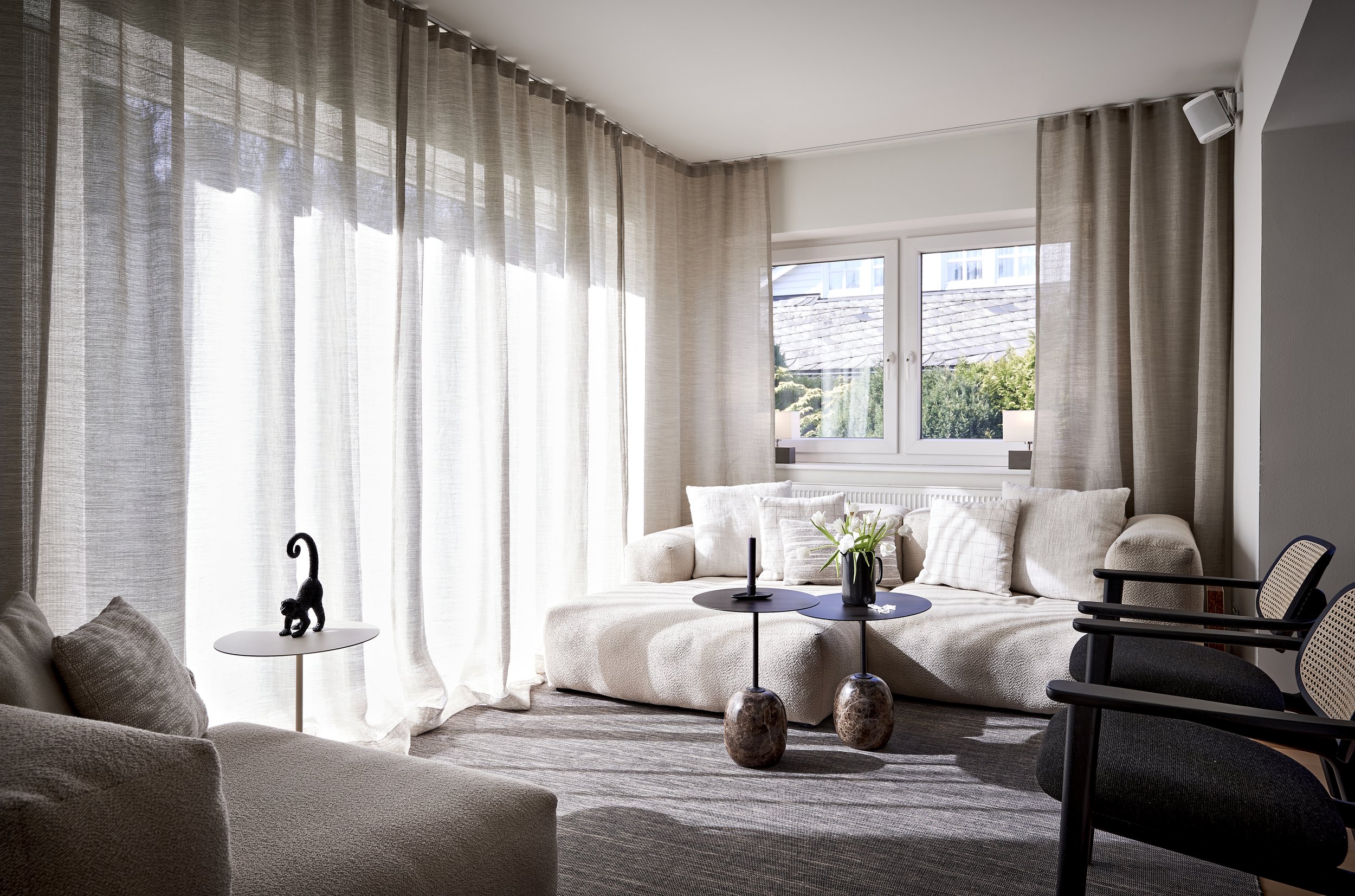 Wohnzimmer hell Sofa Hay creme Sessel Vincent Sheppard Sofatische &Tradition Vorhänge 