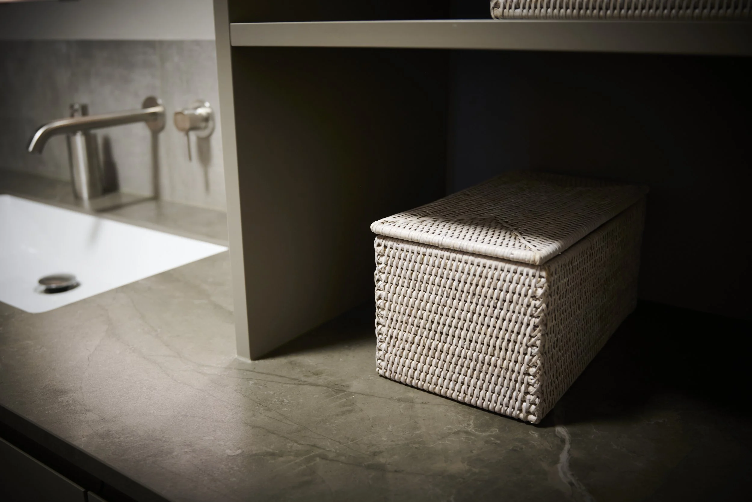 Waschtischanlage dunkelgrau Kunststeinplatte Wandarmatur Edelstahl Dekoration Decor Walther