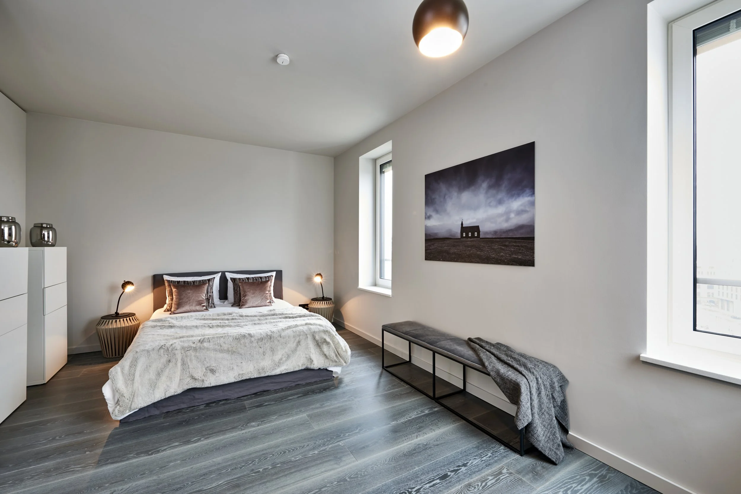 Schlafzimmer grau Sitzbank gepolstert Fotokunst Kommoden weiss BoConcept