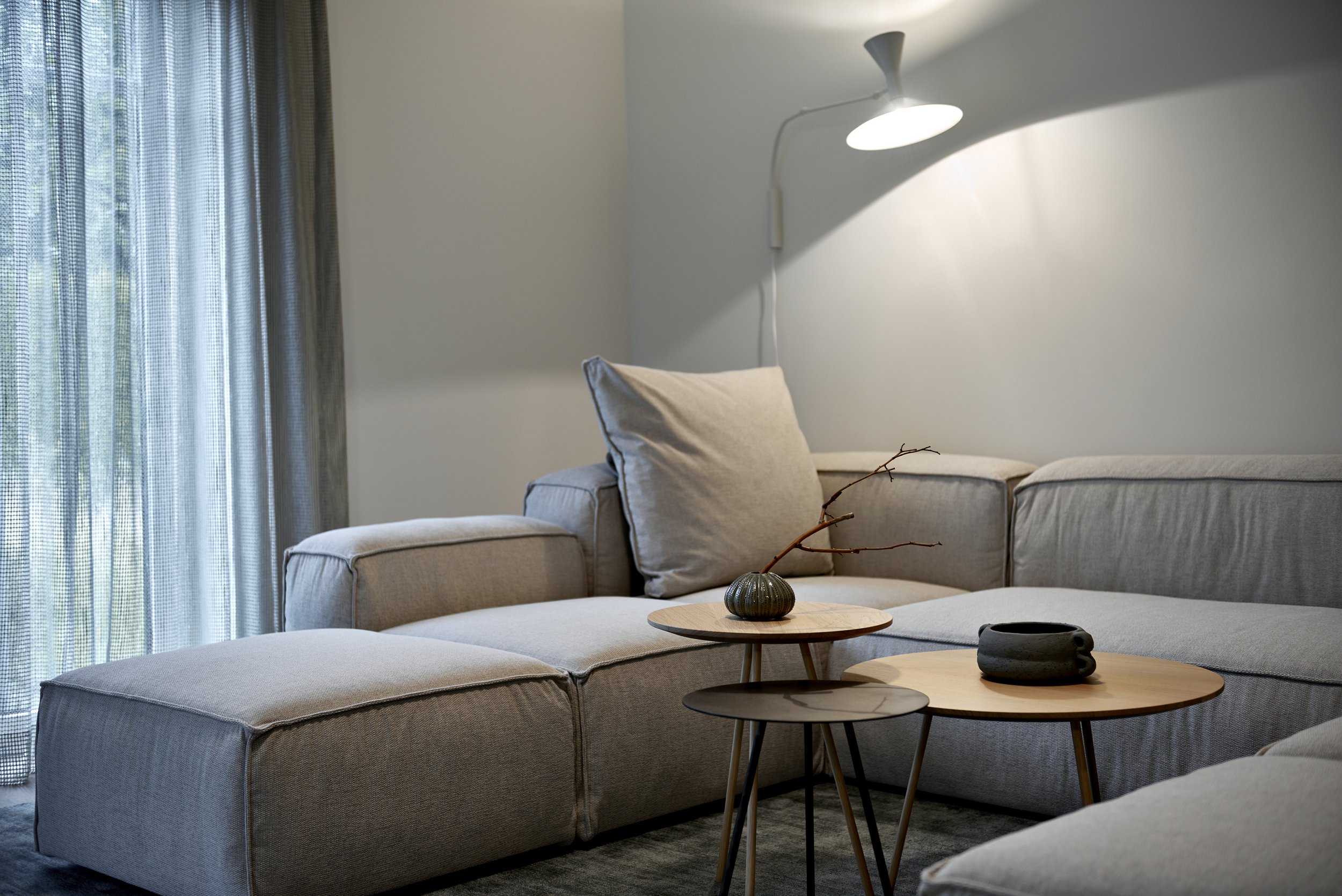 Wohnzimmer Modulsofa beige Flexteam Wandleuchte Moderner Landhausstil