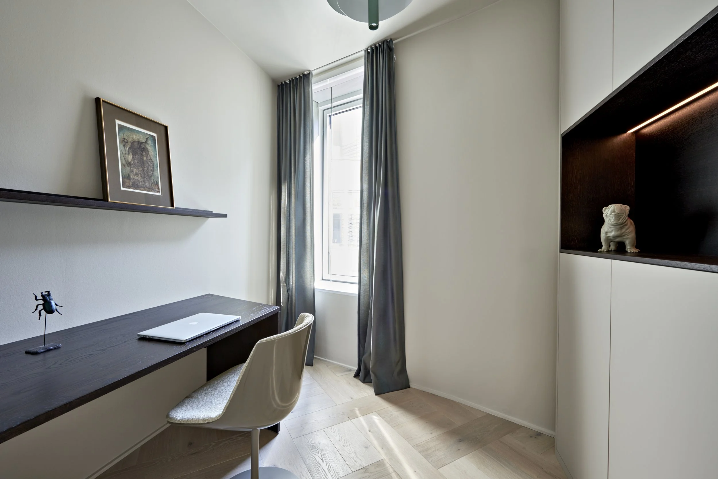 Arbeitszimmer modern Apartment HafenCity Tischlereinbauten Eichenparkett Schreibtischplatte Nussbaum