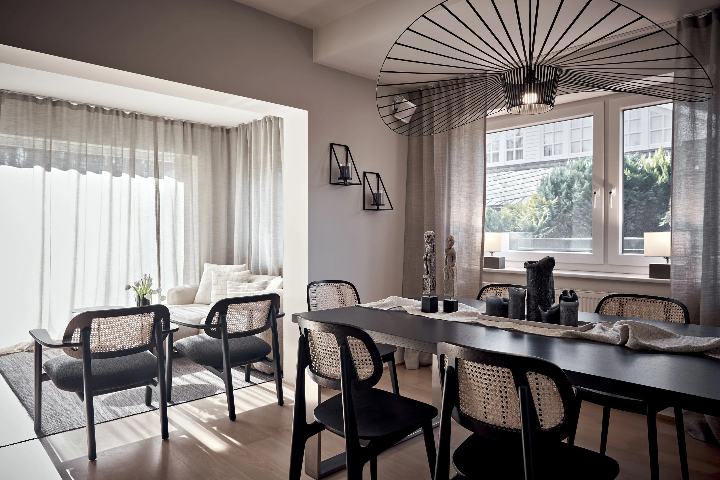 Wohn-Esszimmer schwarz creme Vincent Sheppard Hängeleuchte Vertigo Petite Friture schwarz