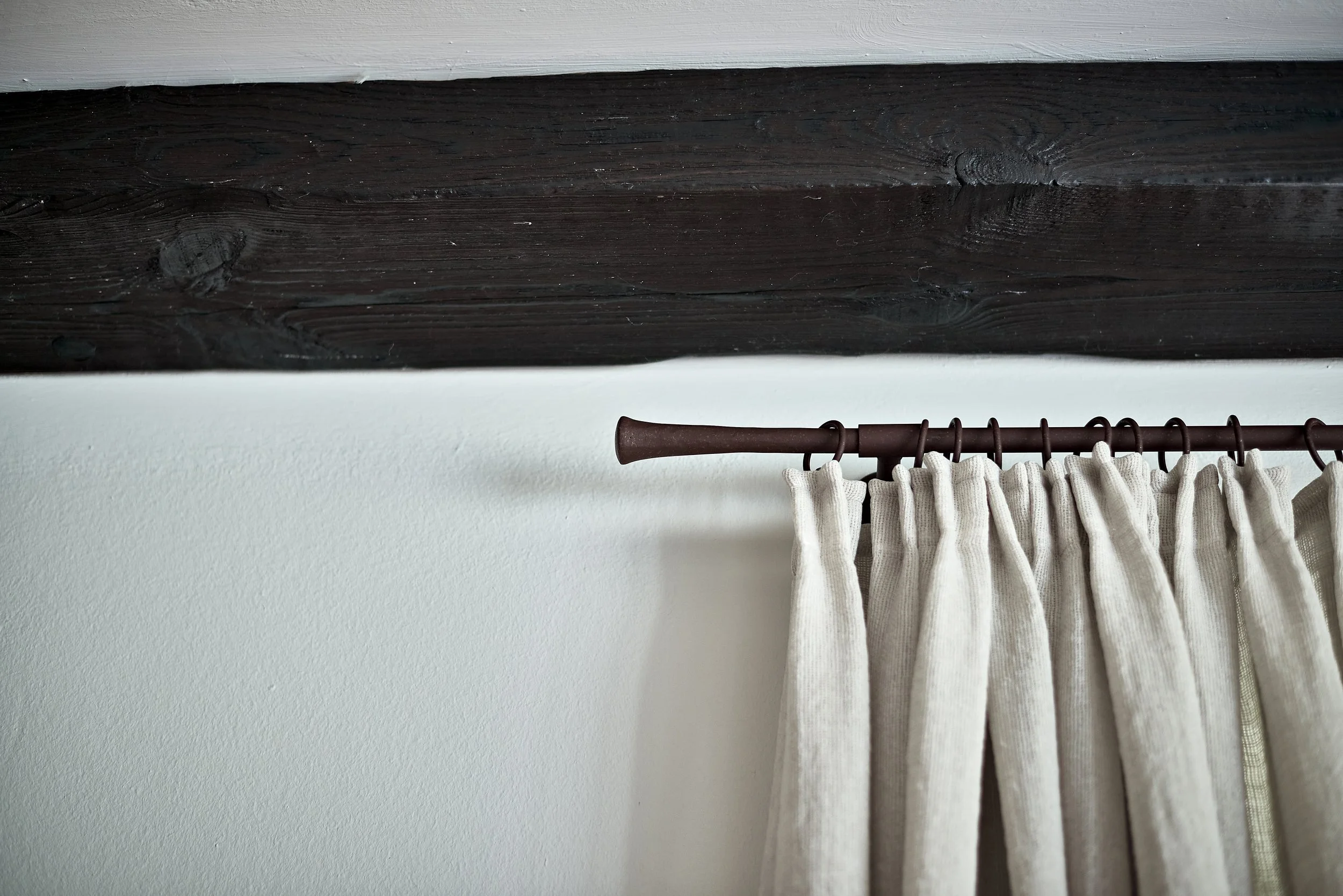 Holzbalken dunkelbraun Vorhangstange Eisen Vorhang Leinen hell Landhausstil