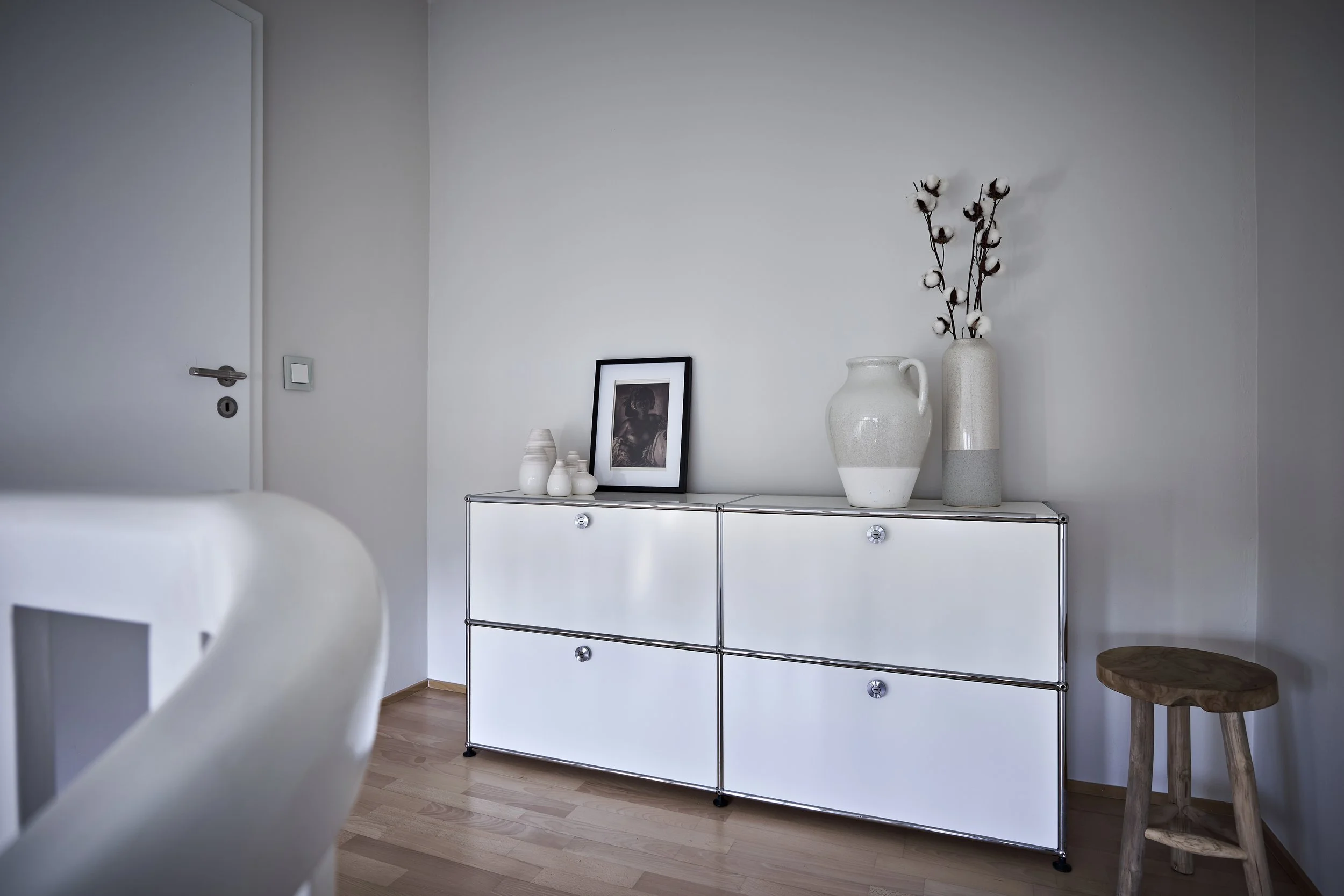 Flur USM Haller Sideboard weiss Dekoration hell Holzboden 