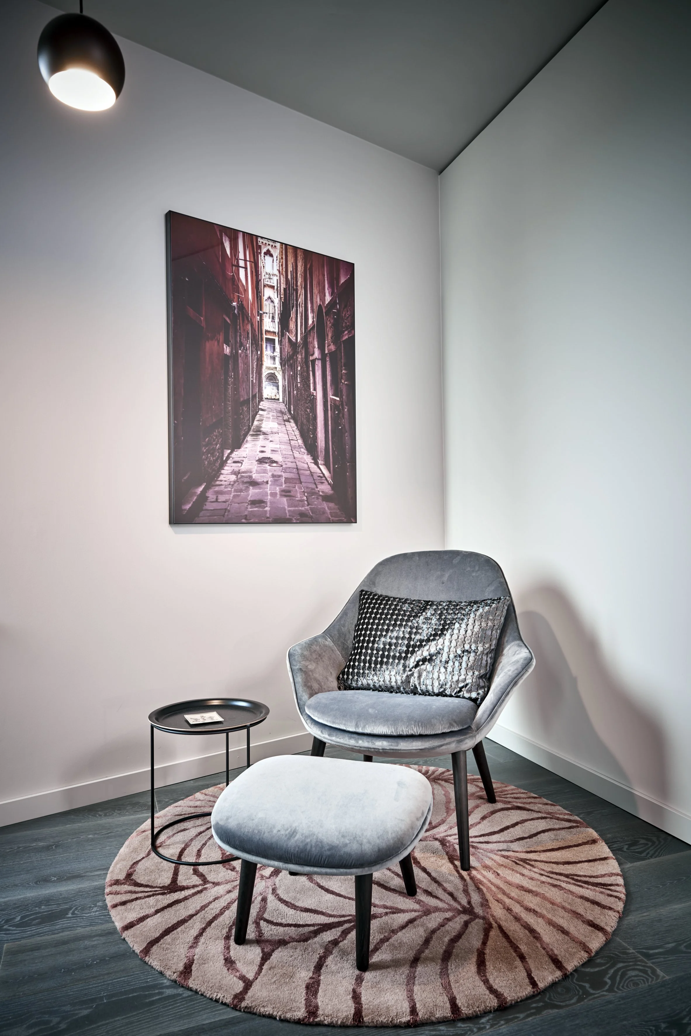 Schlafzimmer Lounge Sessel Hocker grau Teppich rund BoConcept Fotokunst 