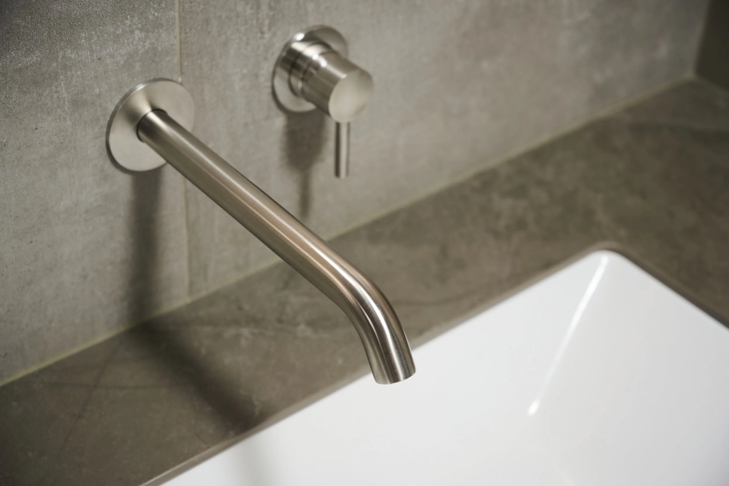 Wandarmatur Edelstahl Fliesen grau Unterbaubecken 