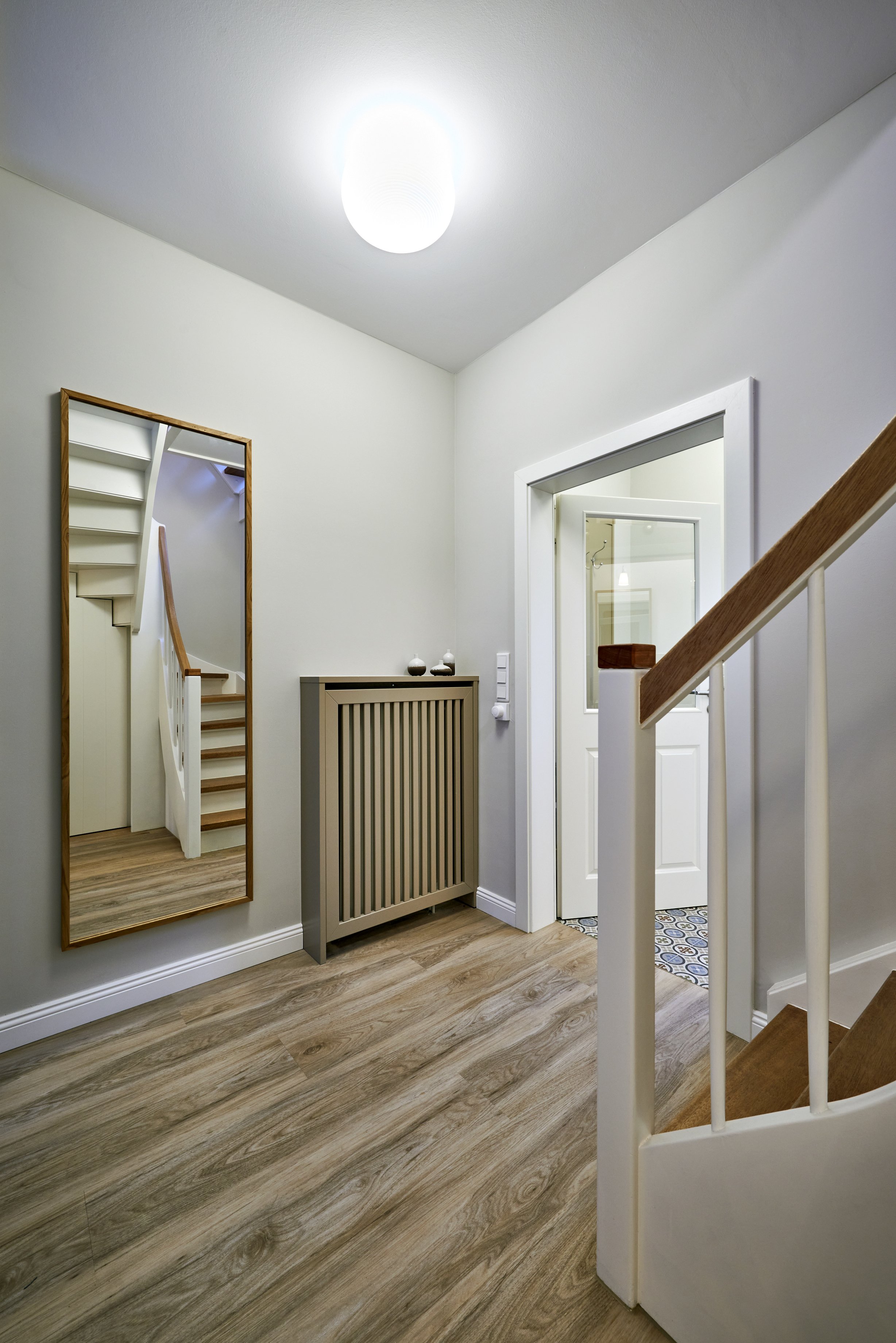 Flur Heizkörperverkleidung Holzboden Landhausstil