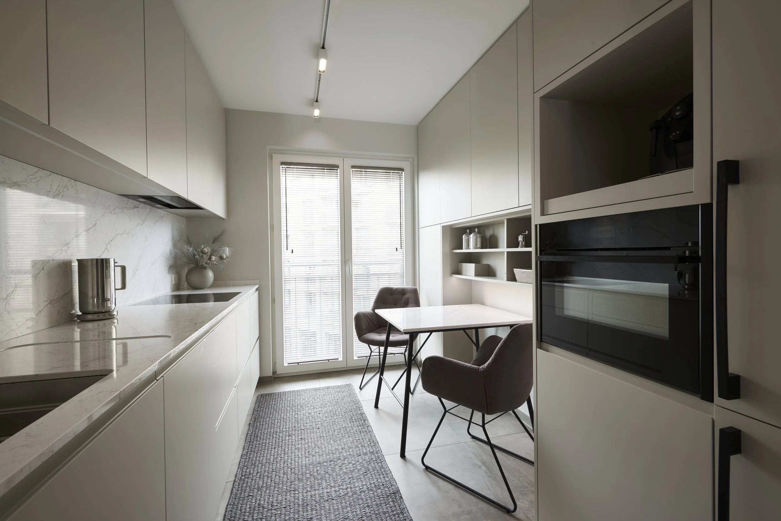 Wohnküche hell deckenhoch modern Tischleranfertigung 