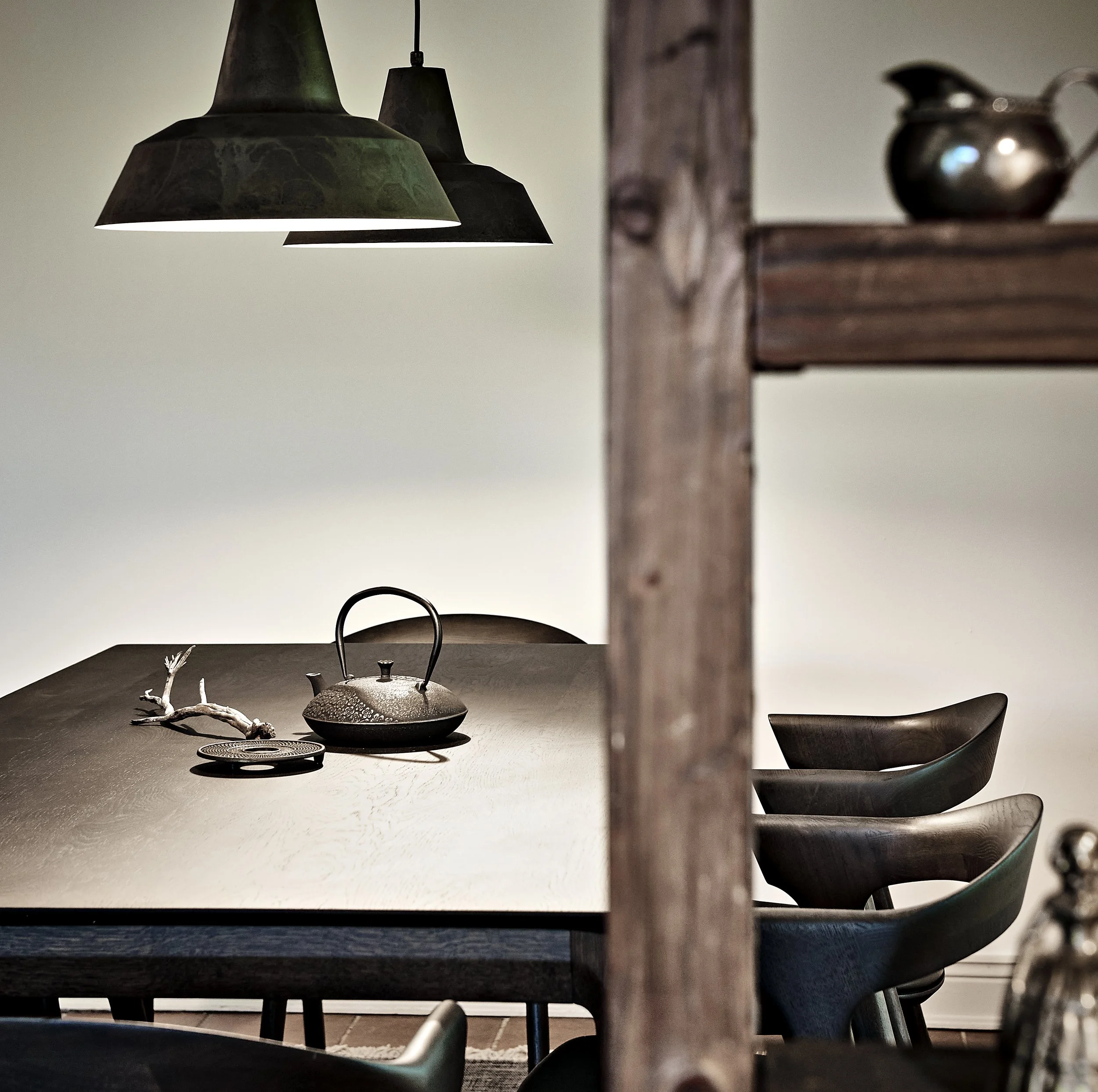 Tisch Stühle Bok dunkelbraun Ethnicraft Dekoration Zen Pendelleuchten Il Fanale Landhausstil Holzbalken