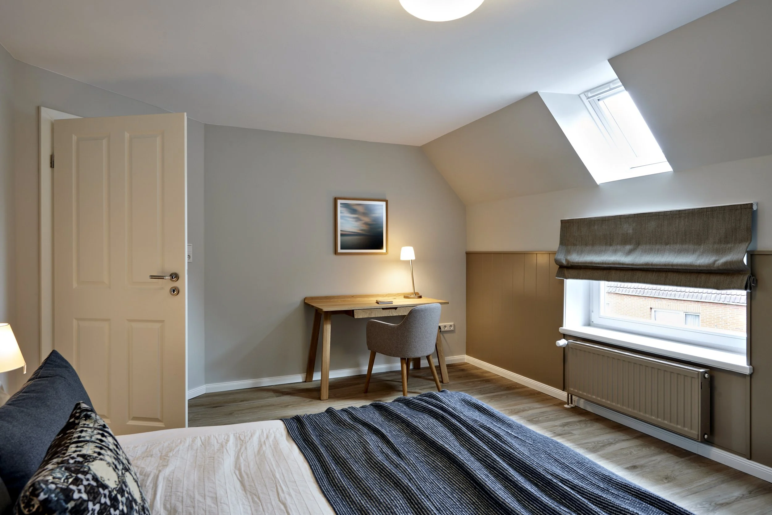 Schlafzimmer mit Arbeitsplatz Holzboden Landhausstil Beige Blau