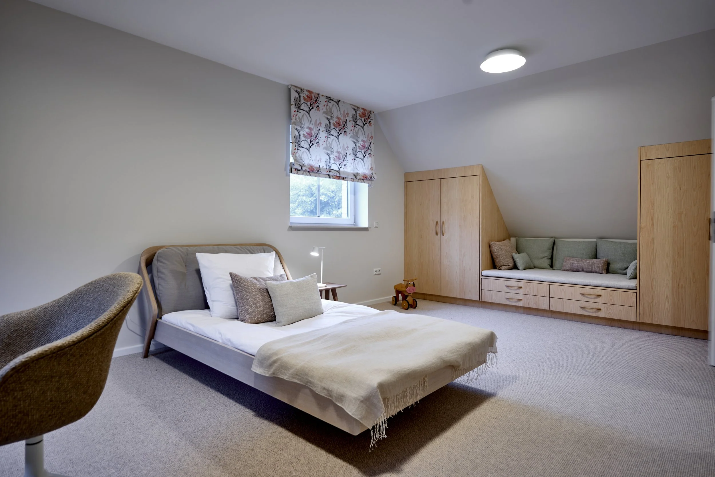 Schlafzimmer Bett Zeitraum Teppichboden Einbauschrank unter Schräge mit Sitzbank 