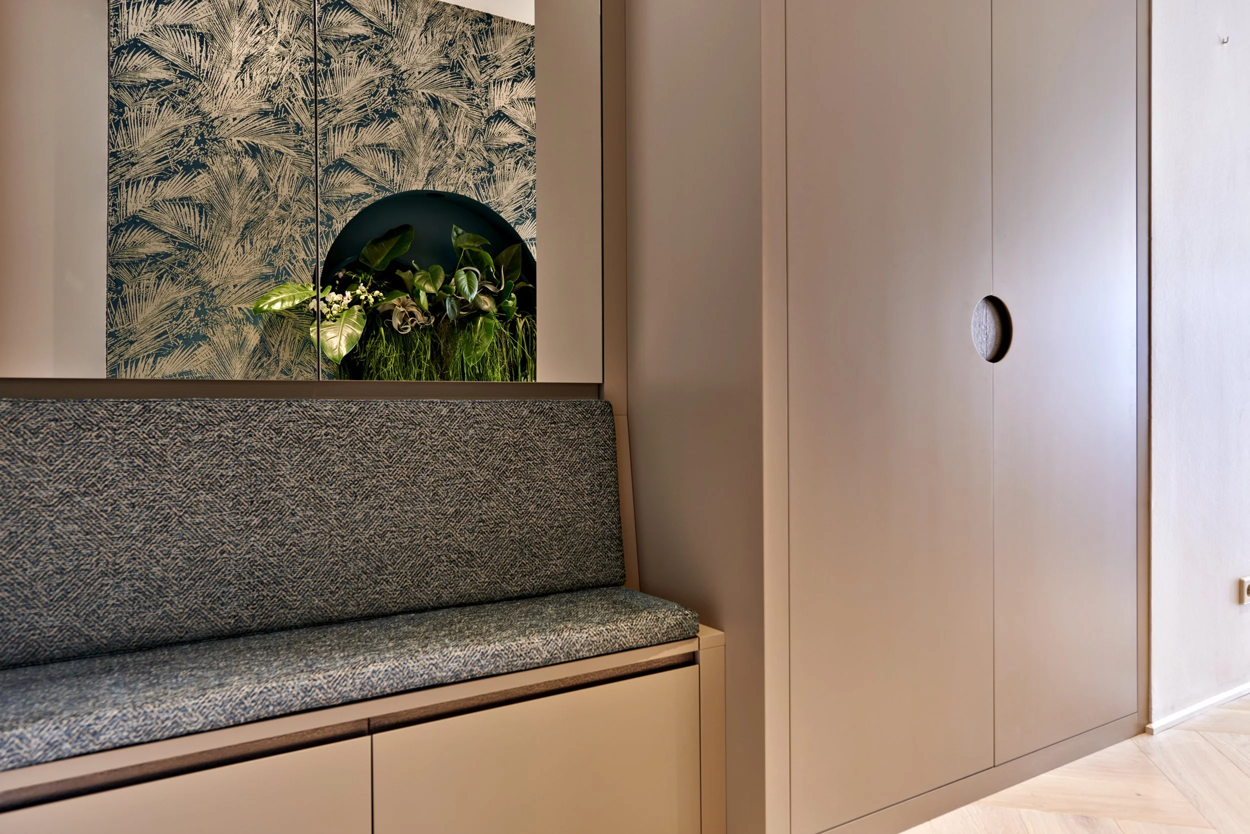 Garderobeneinbauschrank Sitzbank gepolstert Tischleranfertigung Farrow & Ball Eichenparkett HafenCity Apartment