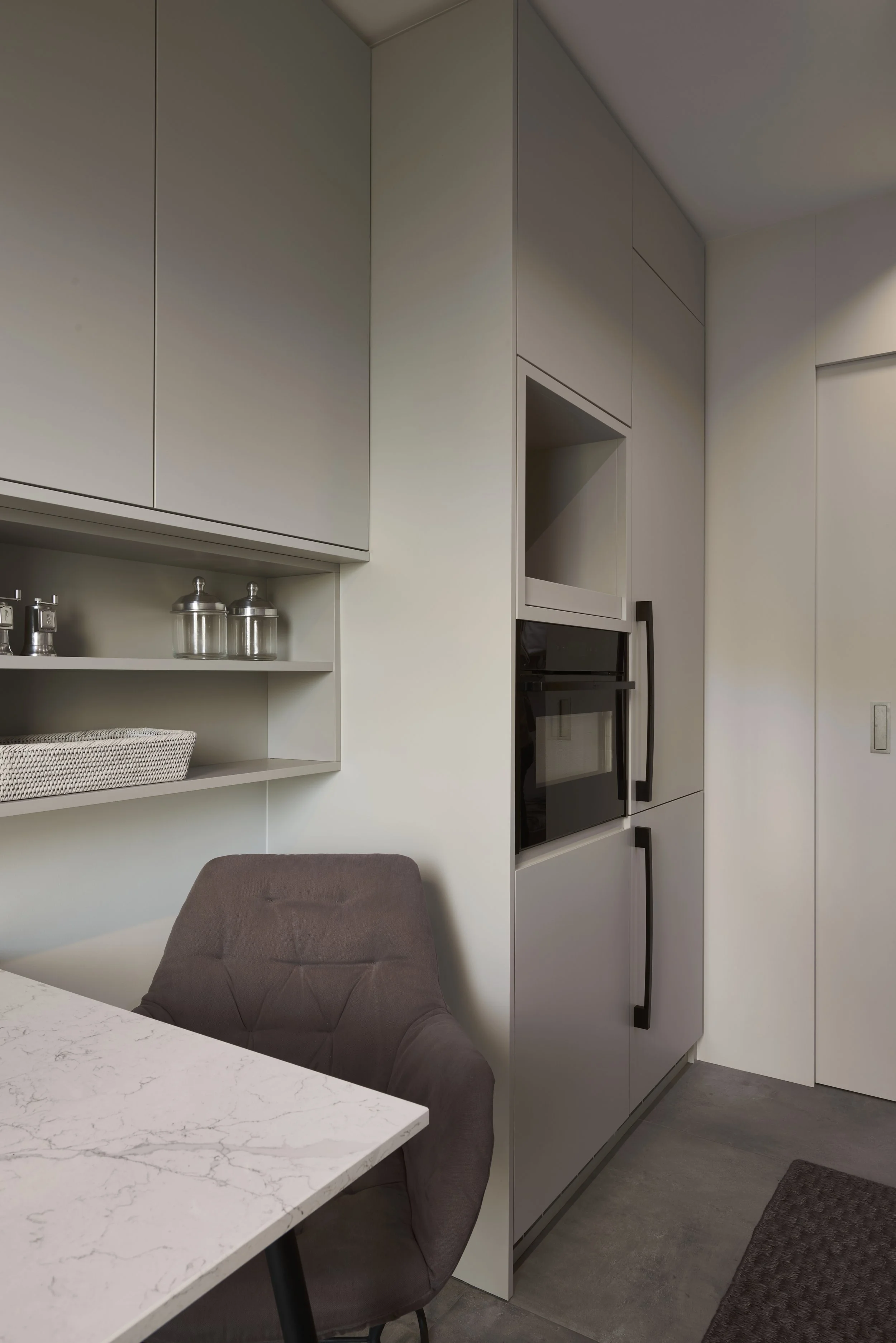 Küche modern hell deckenhoch Tischleranfertigung