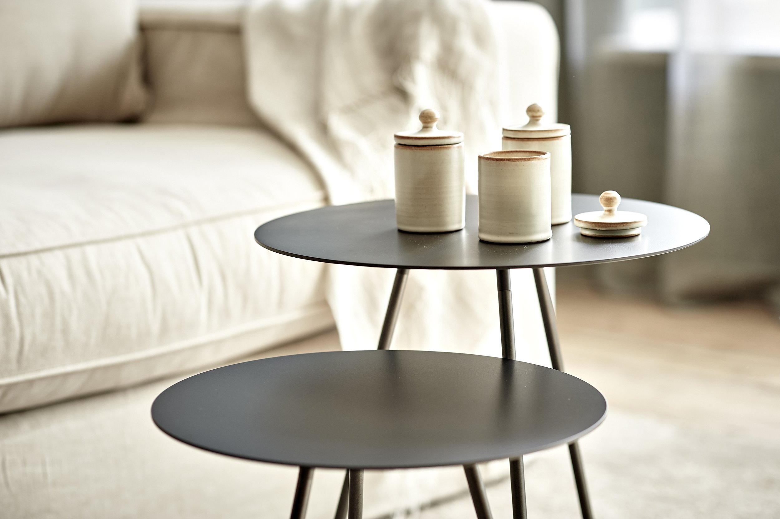 Beistelltische rund Drip Metall bronziert more Möbel Sofa beige