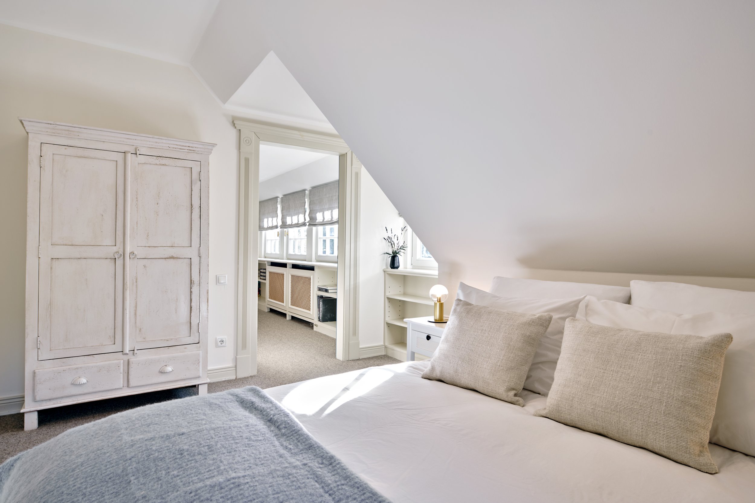 Schlafzimmer Bett Teppichboden beige Kleiderschrank Landhausstil