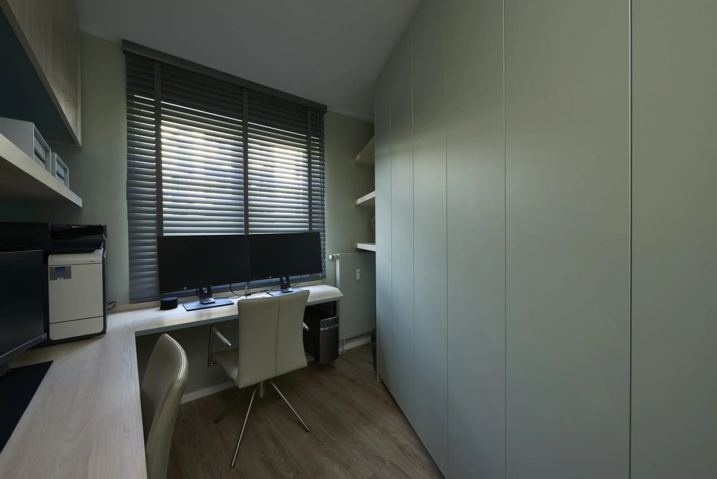 Arbeitszimmer mintgrün Einbauschrank grifflos deckenhoch Tischleranfertigung Holzjalousien