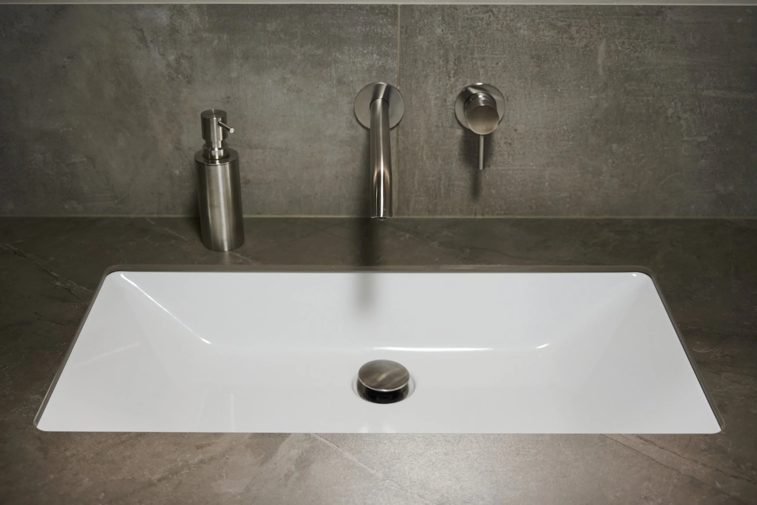 Waschtischanlage Unterbaubecken Bette Wandarmatur Edelstahl 