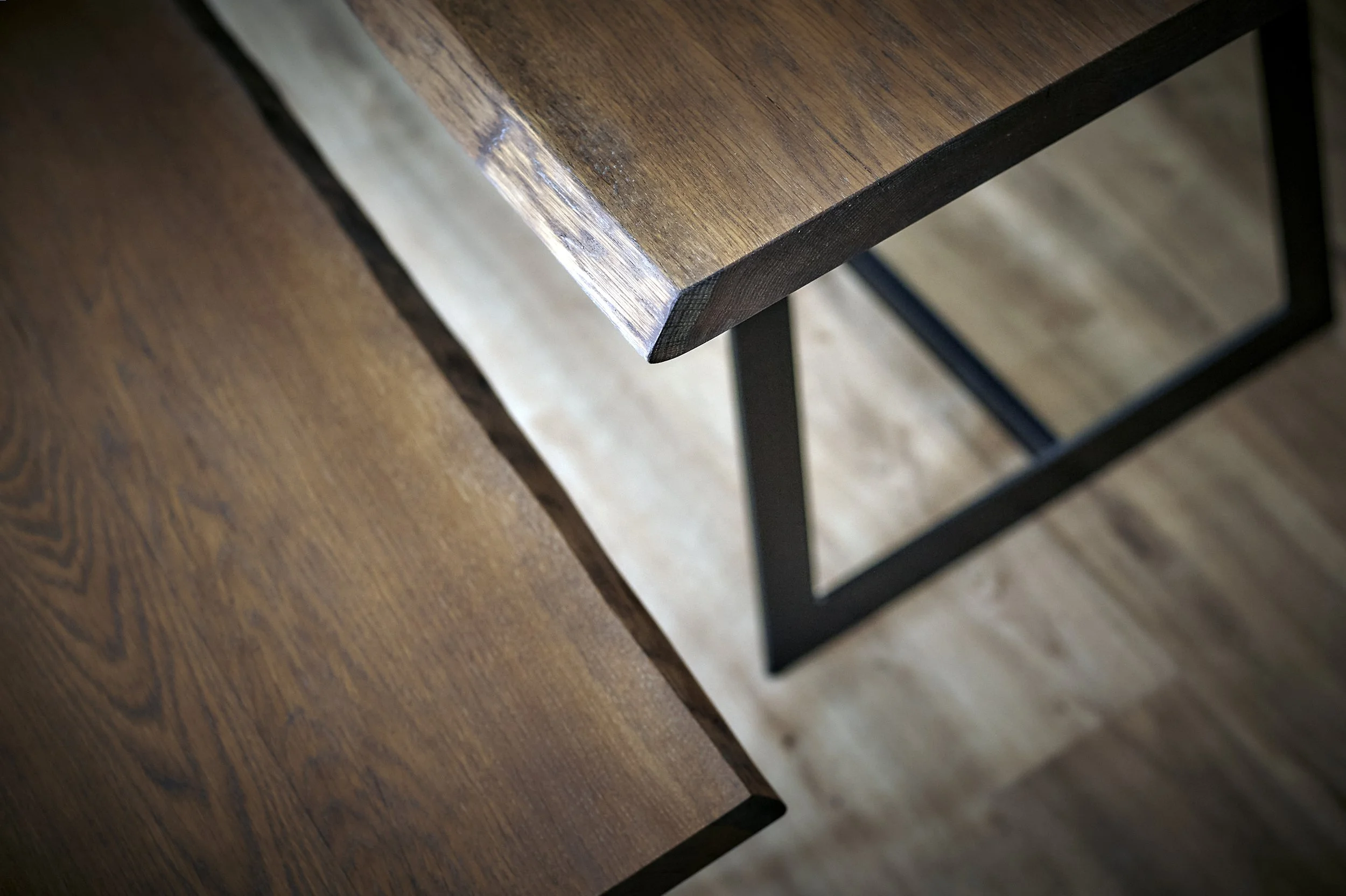 Tischplatte Sitzbank Nussbaum Beine Metall schwarz pulverbeschichtet