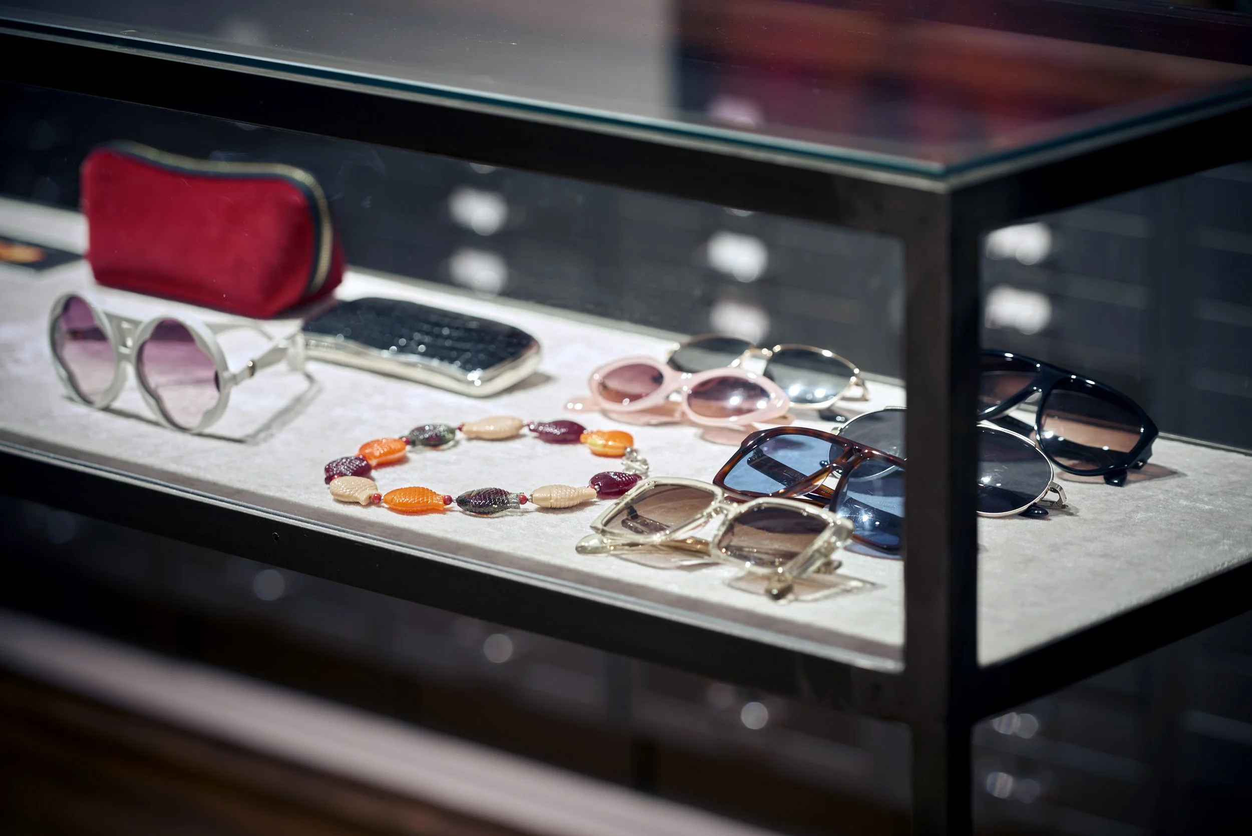 Brillenfachgeschäft Augenblick Vitrine Glas Metall 