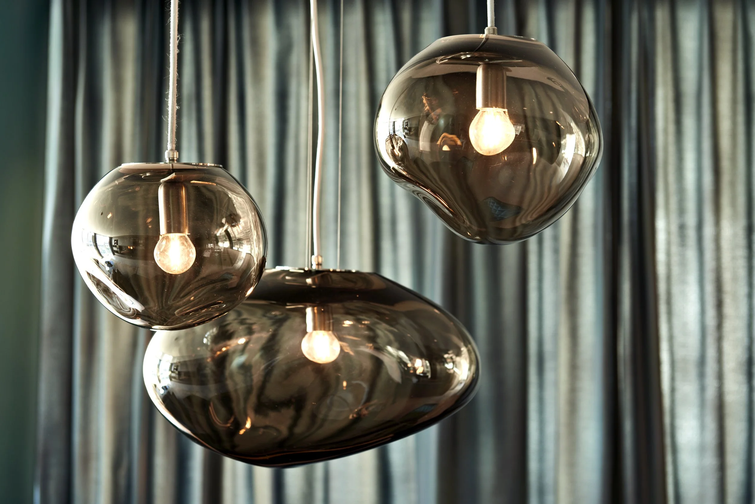 Pendelleuchte Eloa Glas braun Vorhänge Petroleum