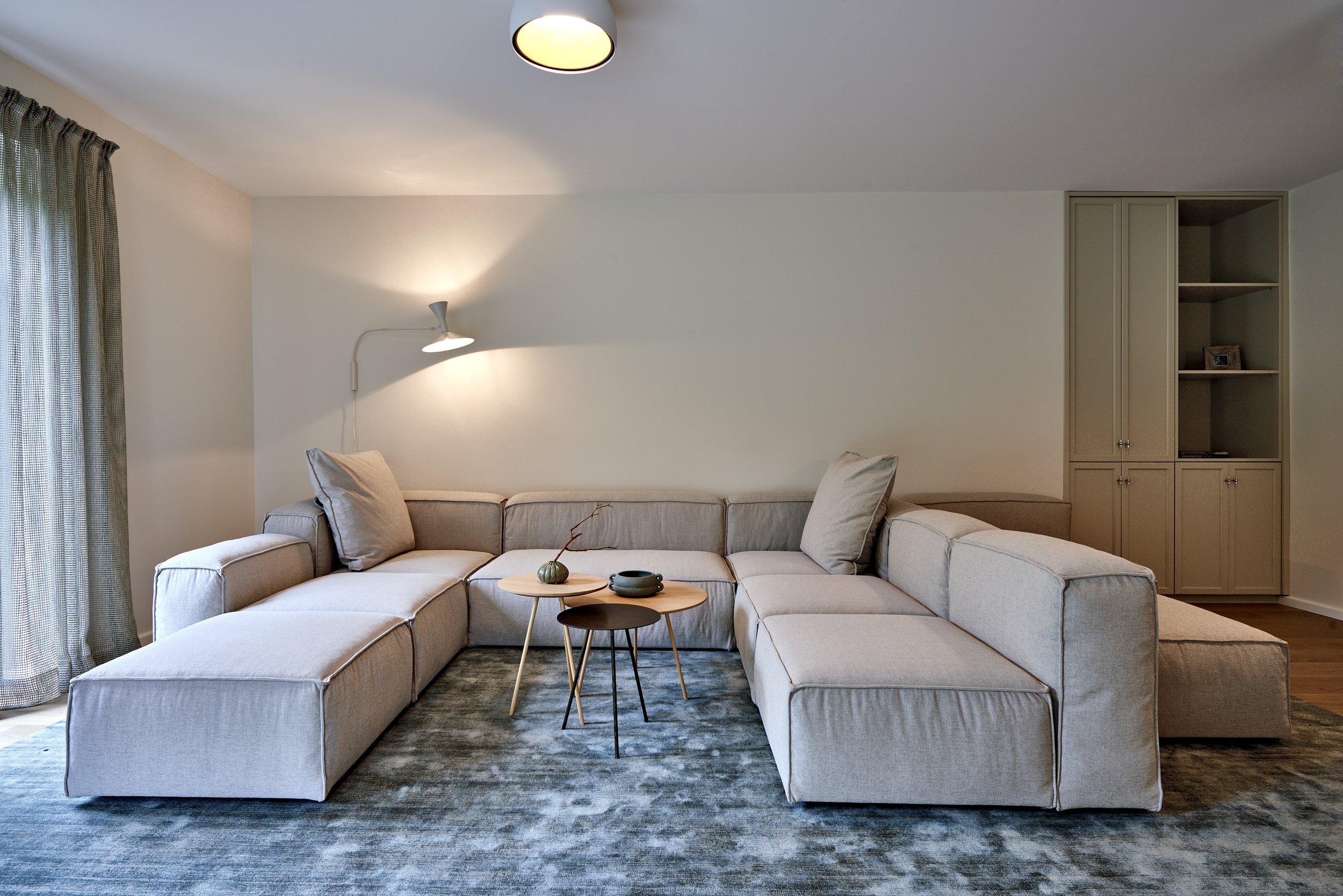 Wohnzimmer Modulsofa U-Form Flexteam Einbauschrank Tischleranfertigung Moderner Landhausstil