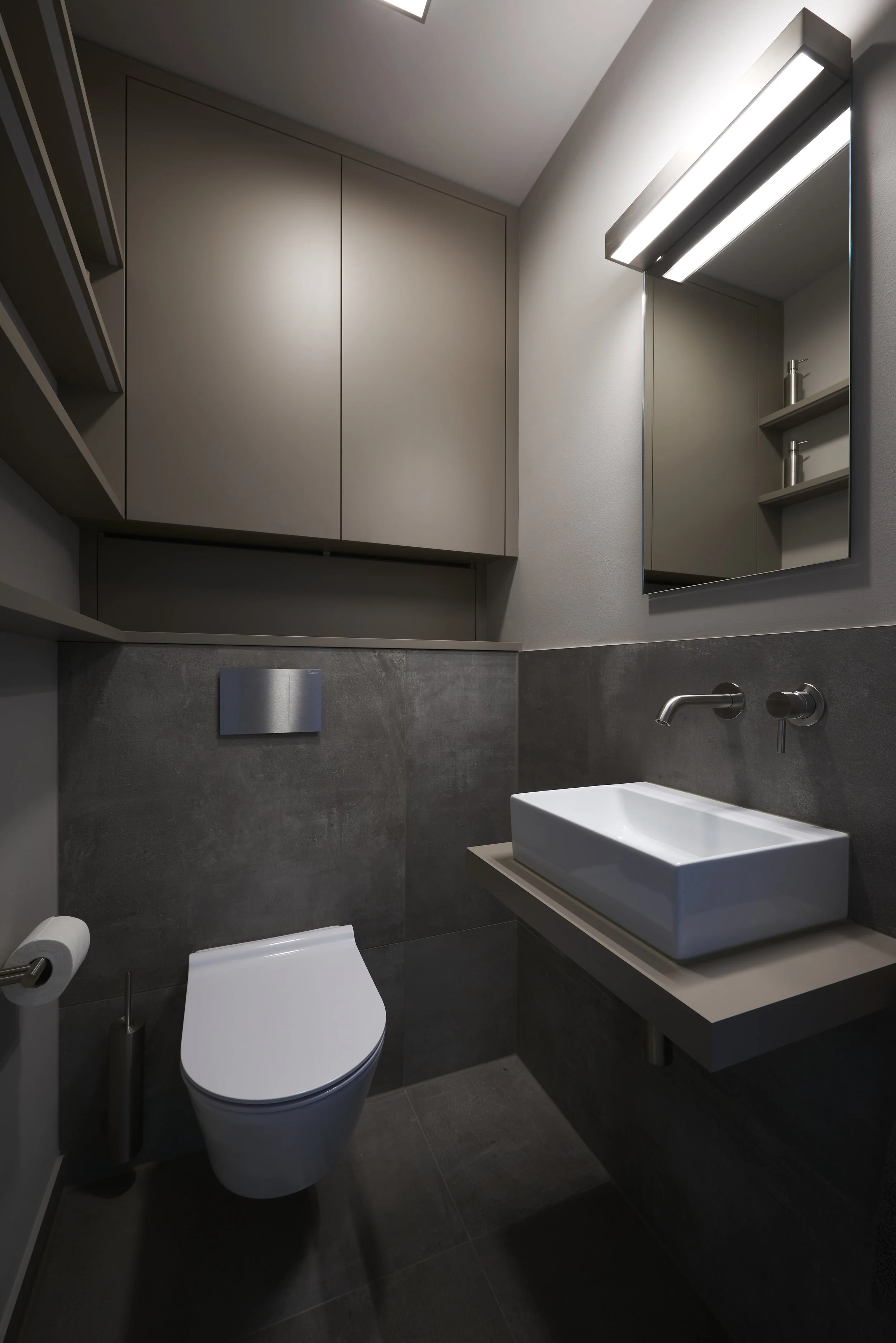 Gästebad modern dunkelgrau Wandschrank Regale Tischleranfertigung Aufsatzwaschtisch