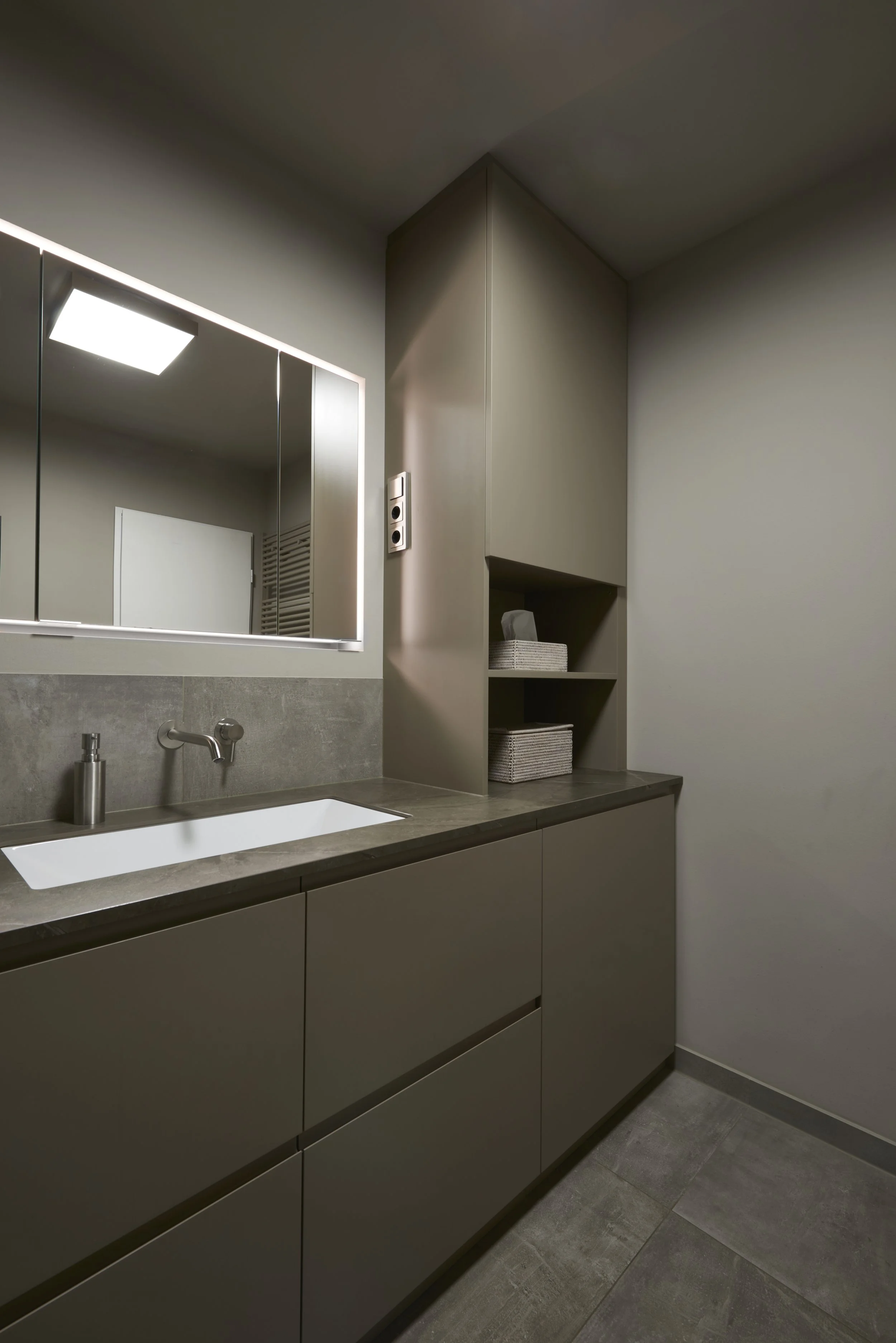 Bad dunkelgrau Waschtischanlage Wandarmatur Spiegelbeleuchtung indirekt Badschrank Tischler